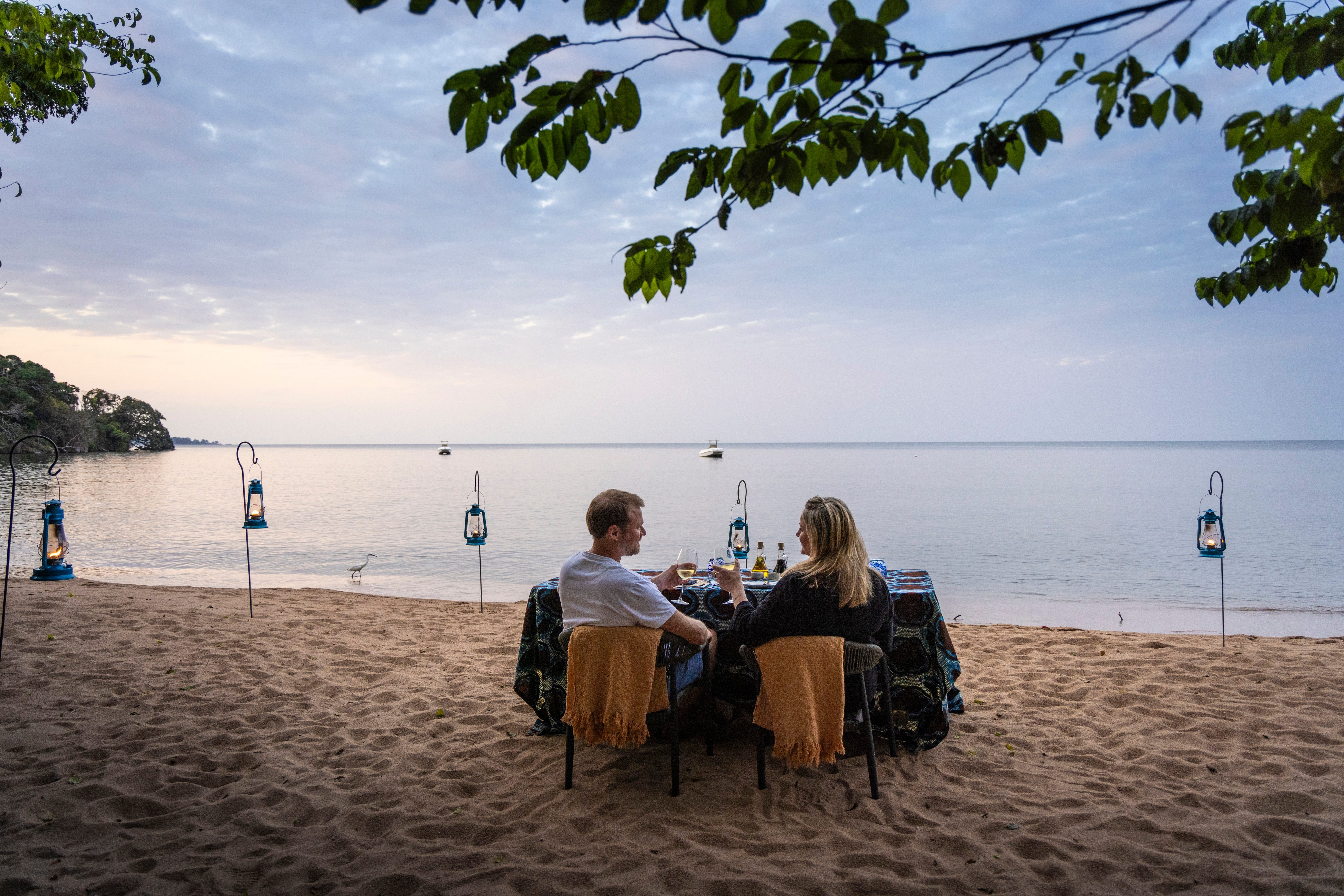 Gäste genießen Abendessen am Strand