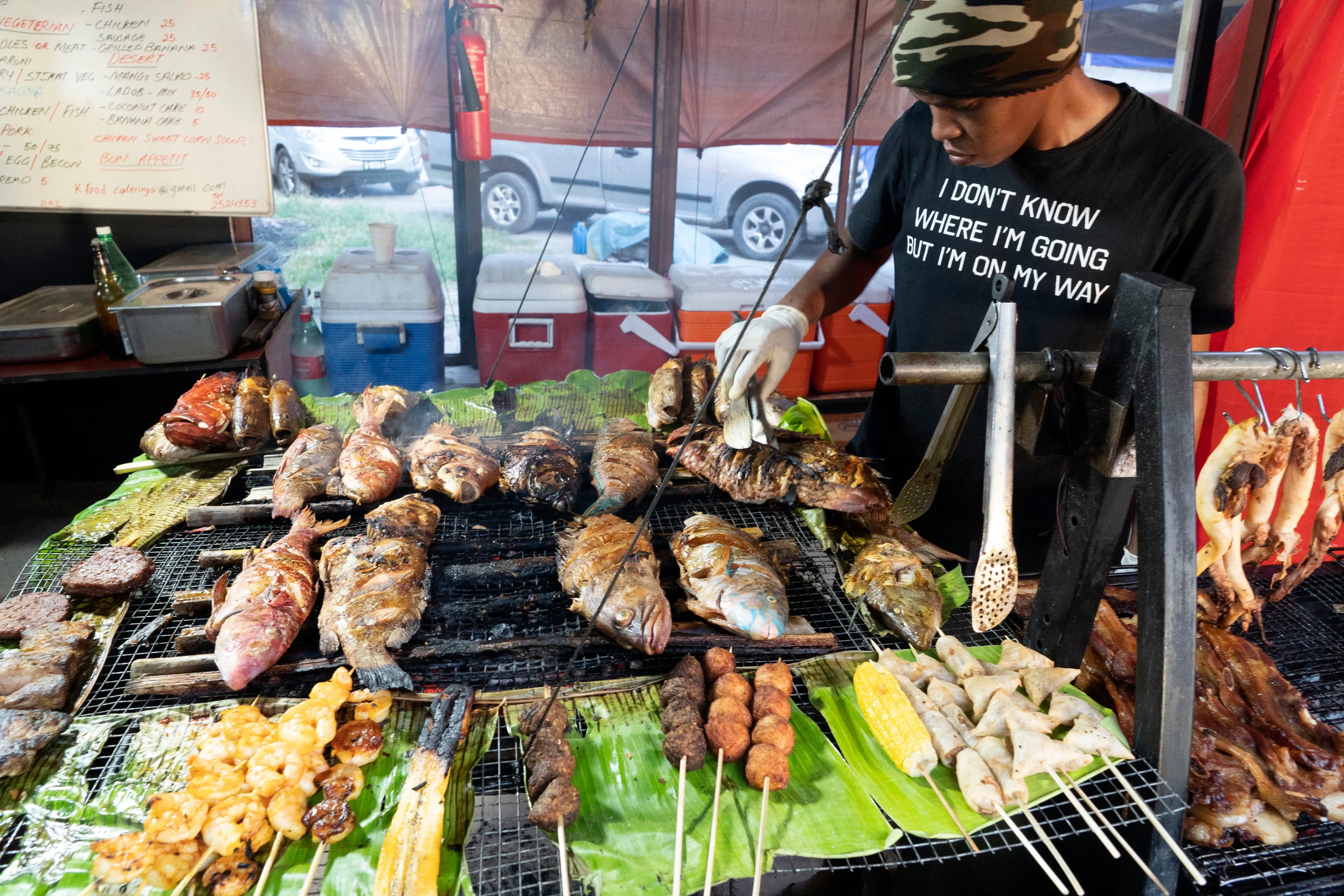 Straßenmarkt mit gegrilltem Fisch