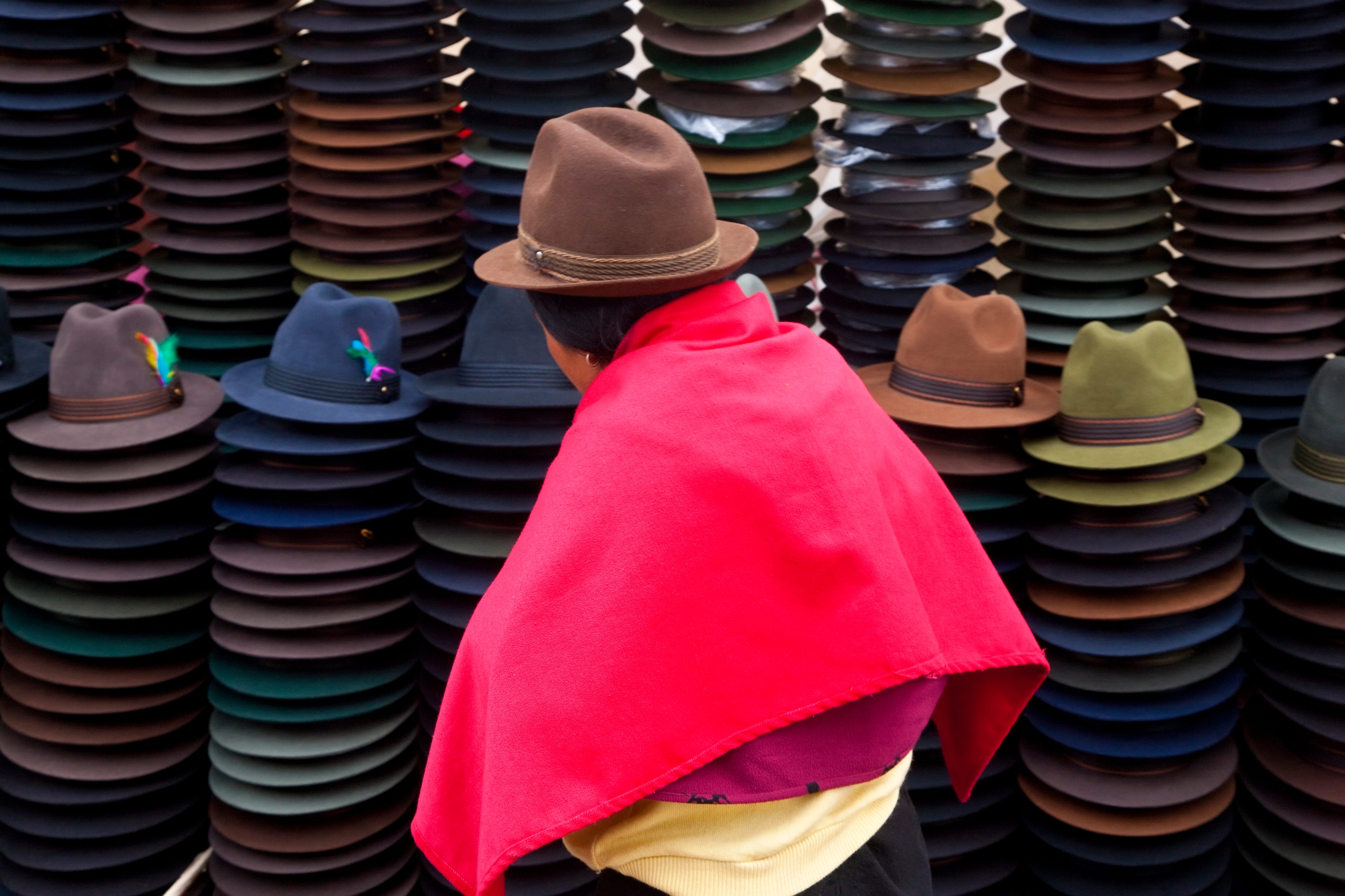 Rückansicht eines Verkäufers, der ecuadorianische Hüte verkauft