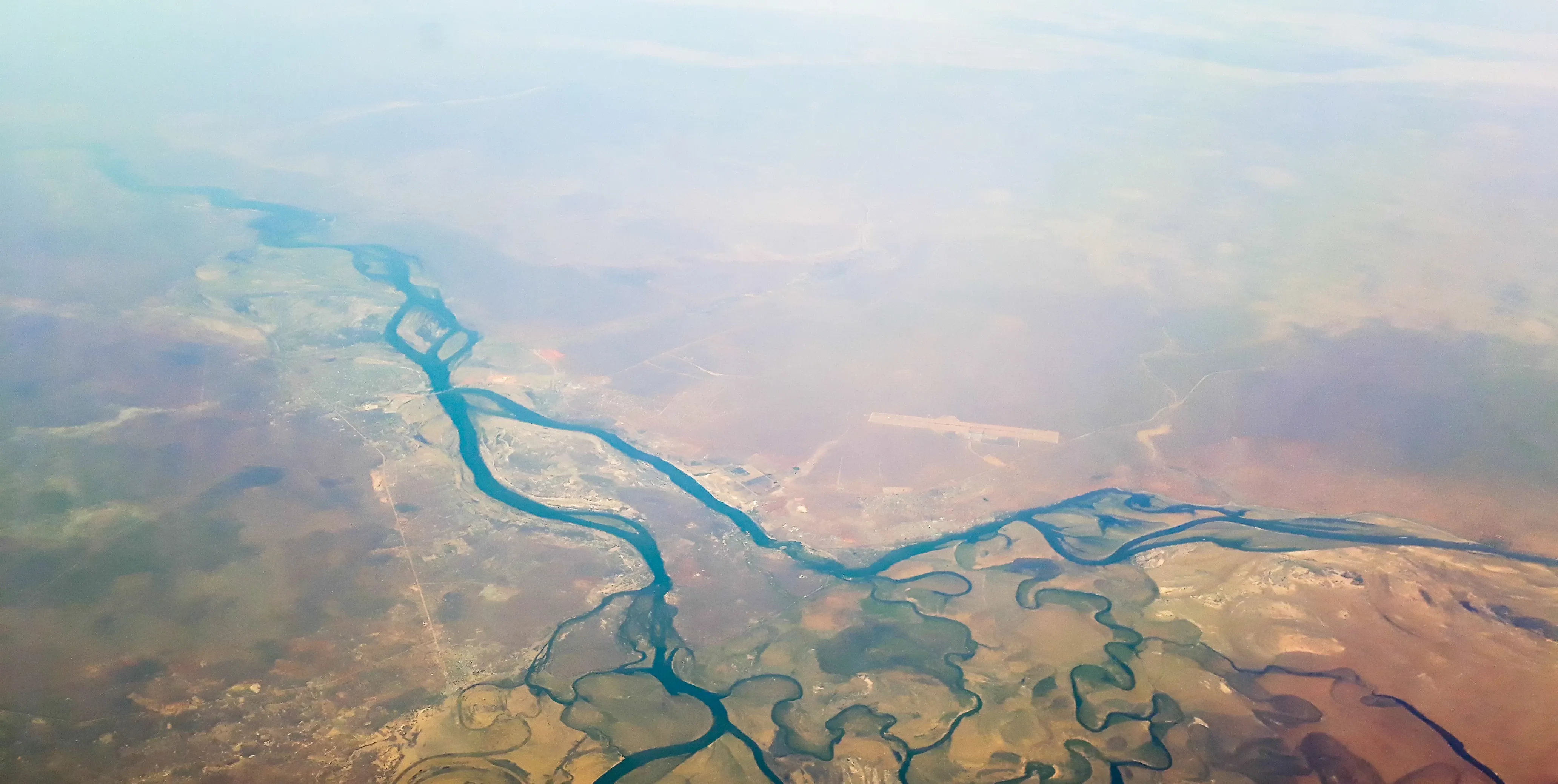 Vogelperspektive auf flussdurchzogene Landschaft in Afrika