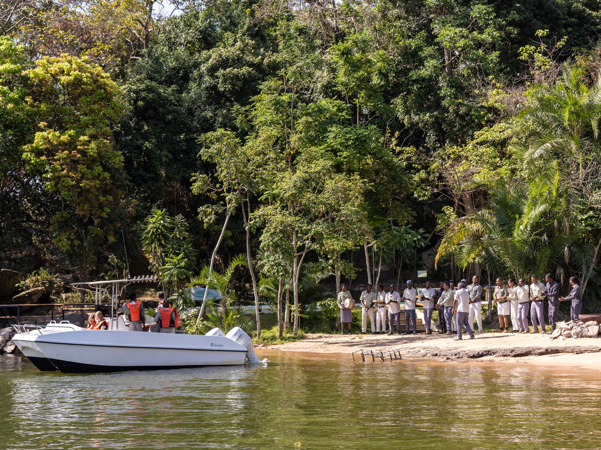 Team begrüßt Gäste, die vom Angeln zurückkommen