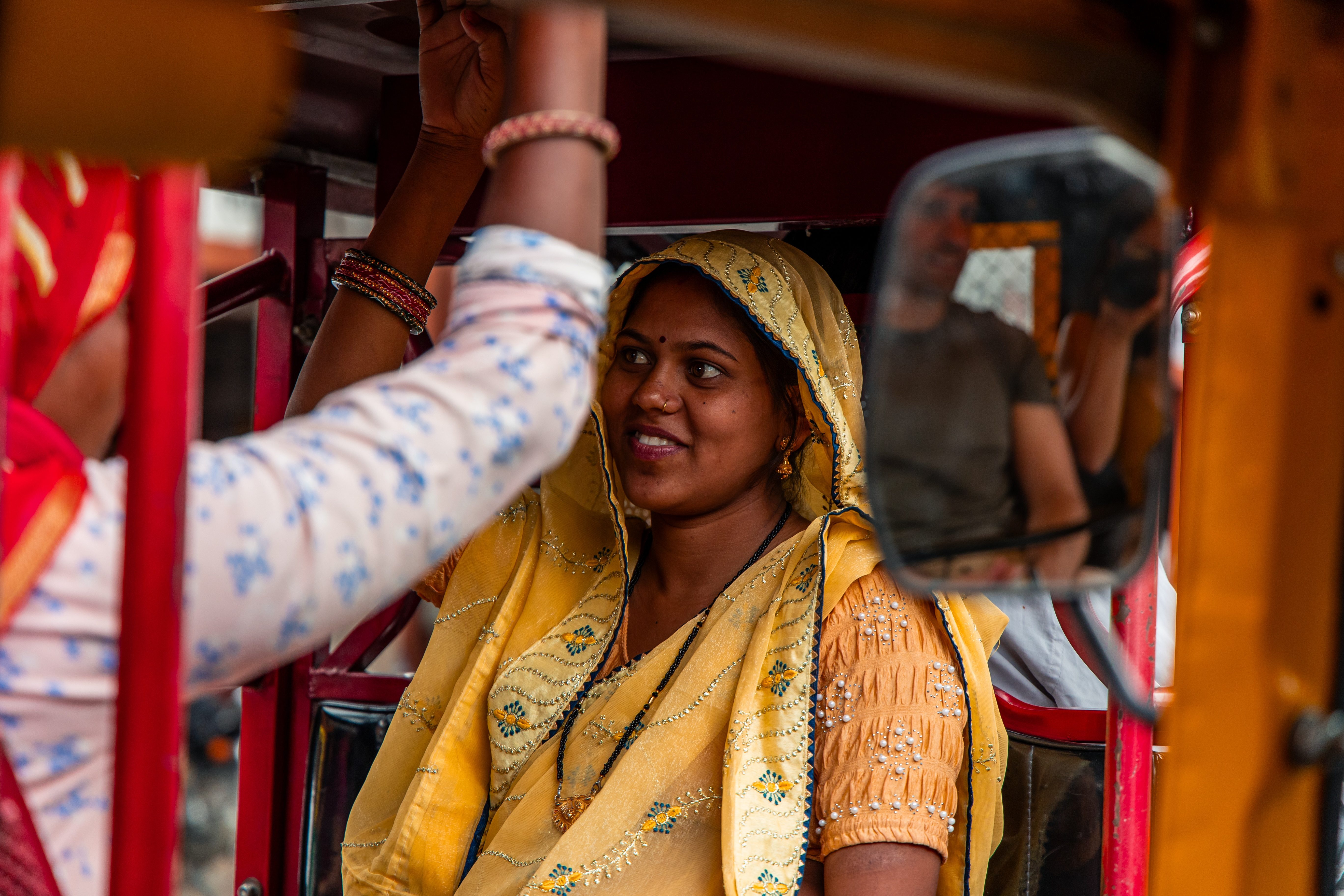 Indische Dame fährt ein Tuk Tuk