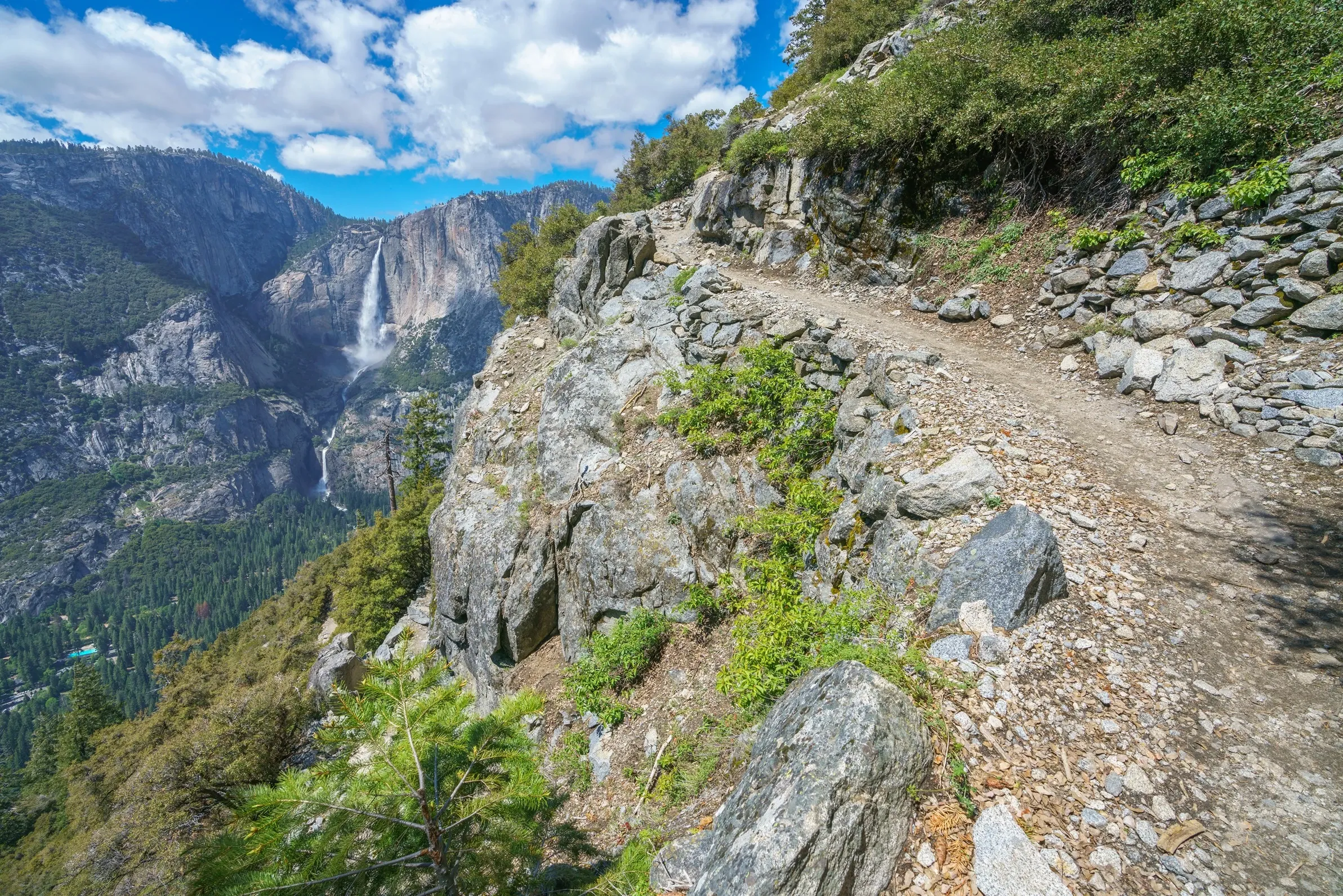 Yosemite hiking trail