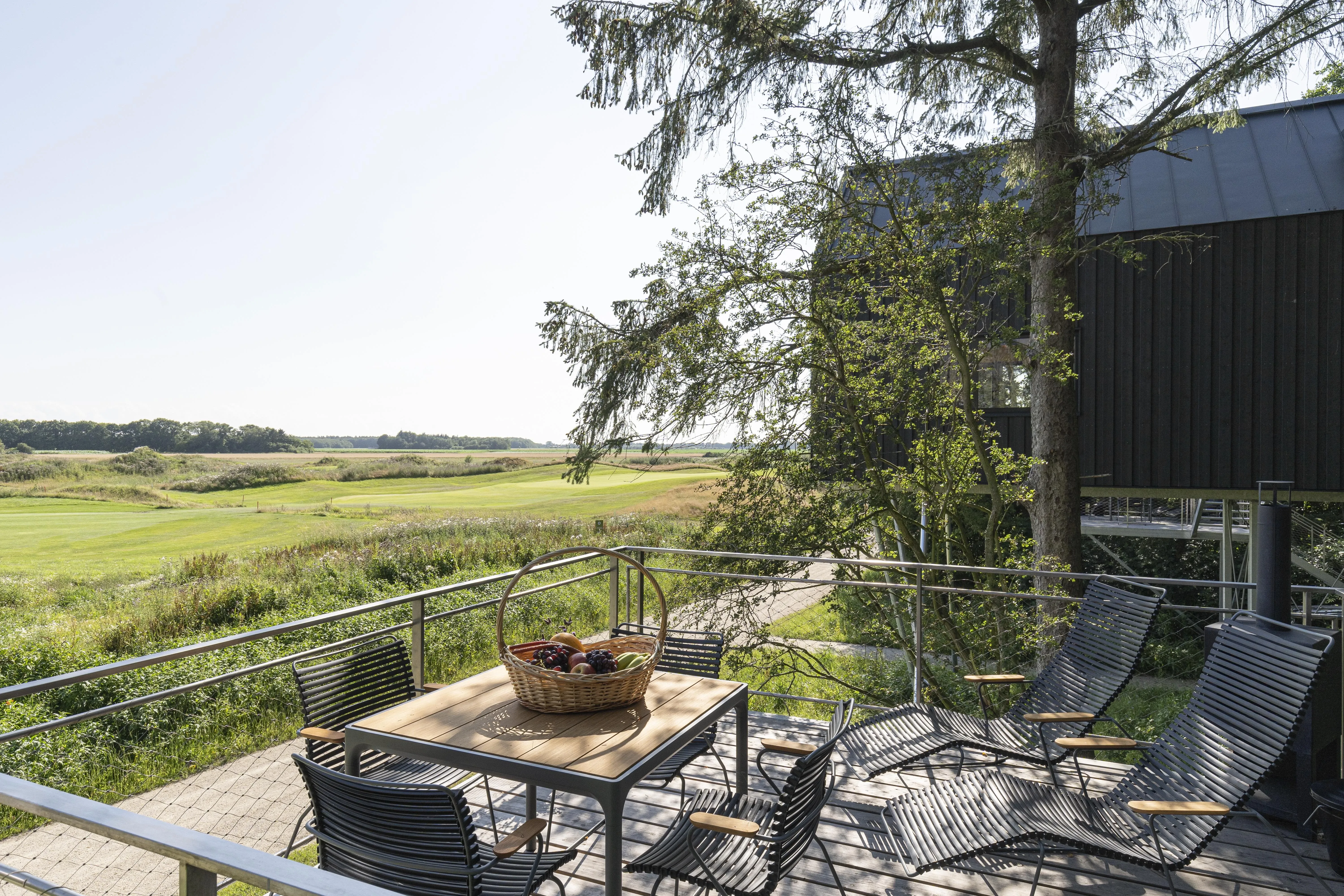 Balkon der Baumhäuser mit einem Obstkorb
