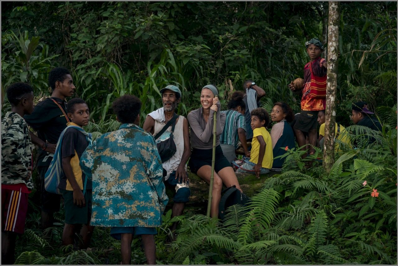 Gäste mit Kindern auf dem Weg zum Vulkan