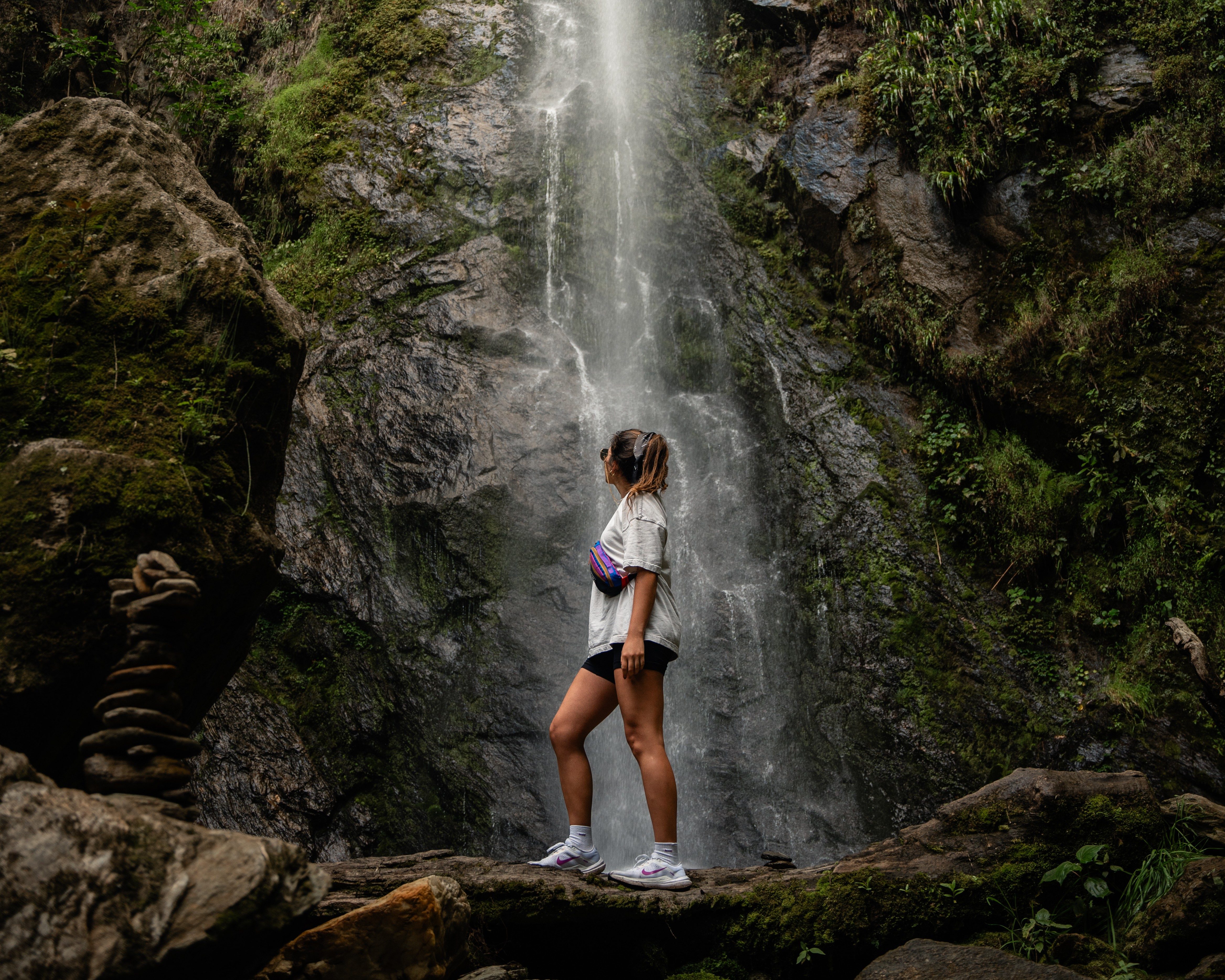 Gast geht an einem Wasserfall entlang