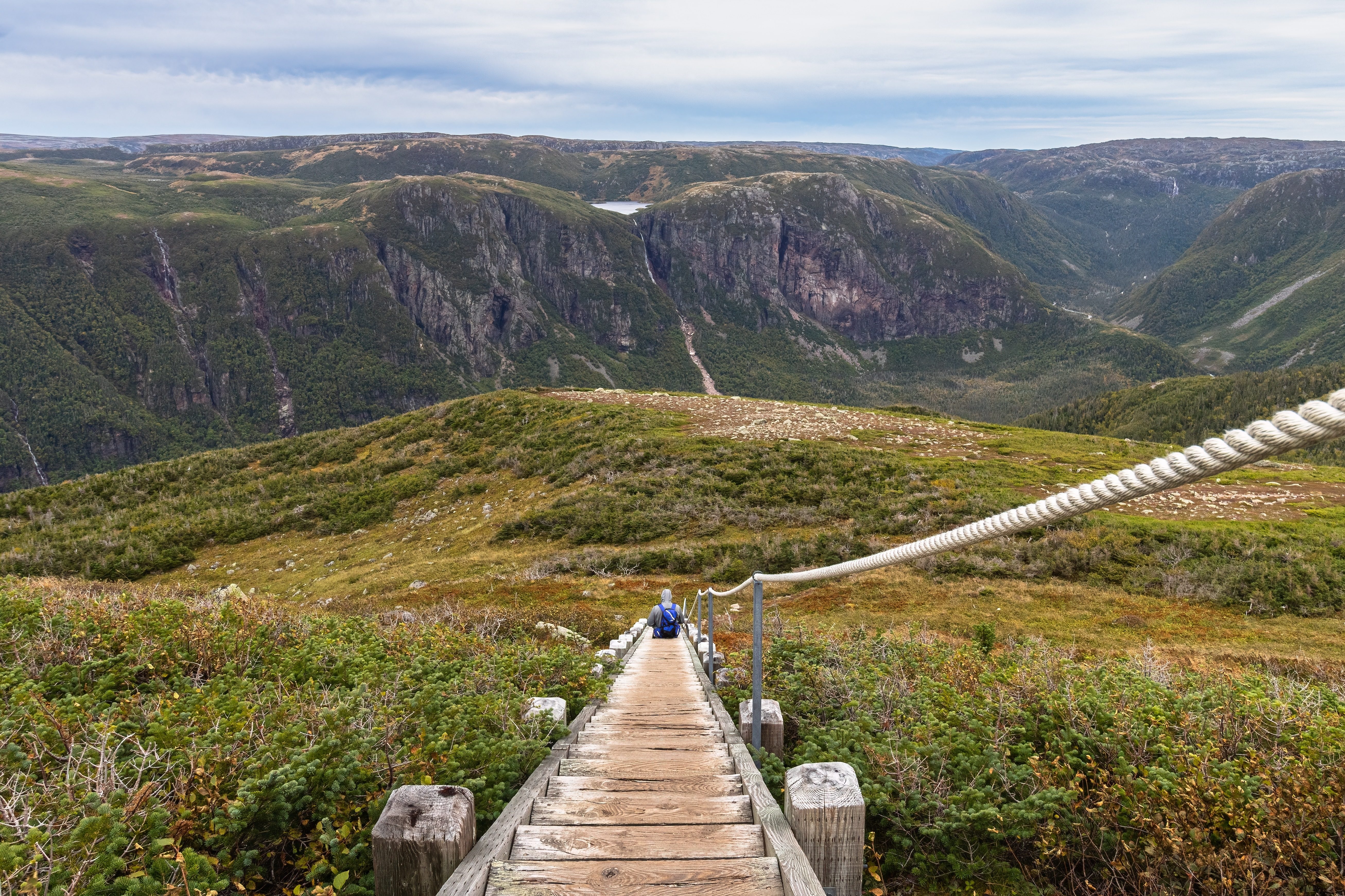 Wanderer rastet am Berg Grose Morne