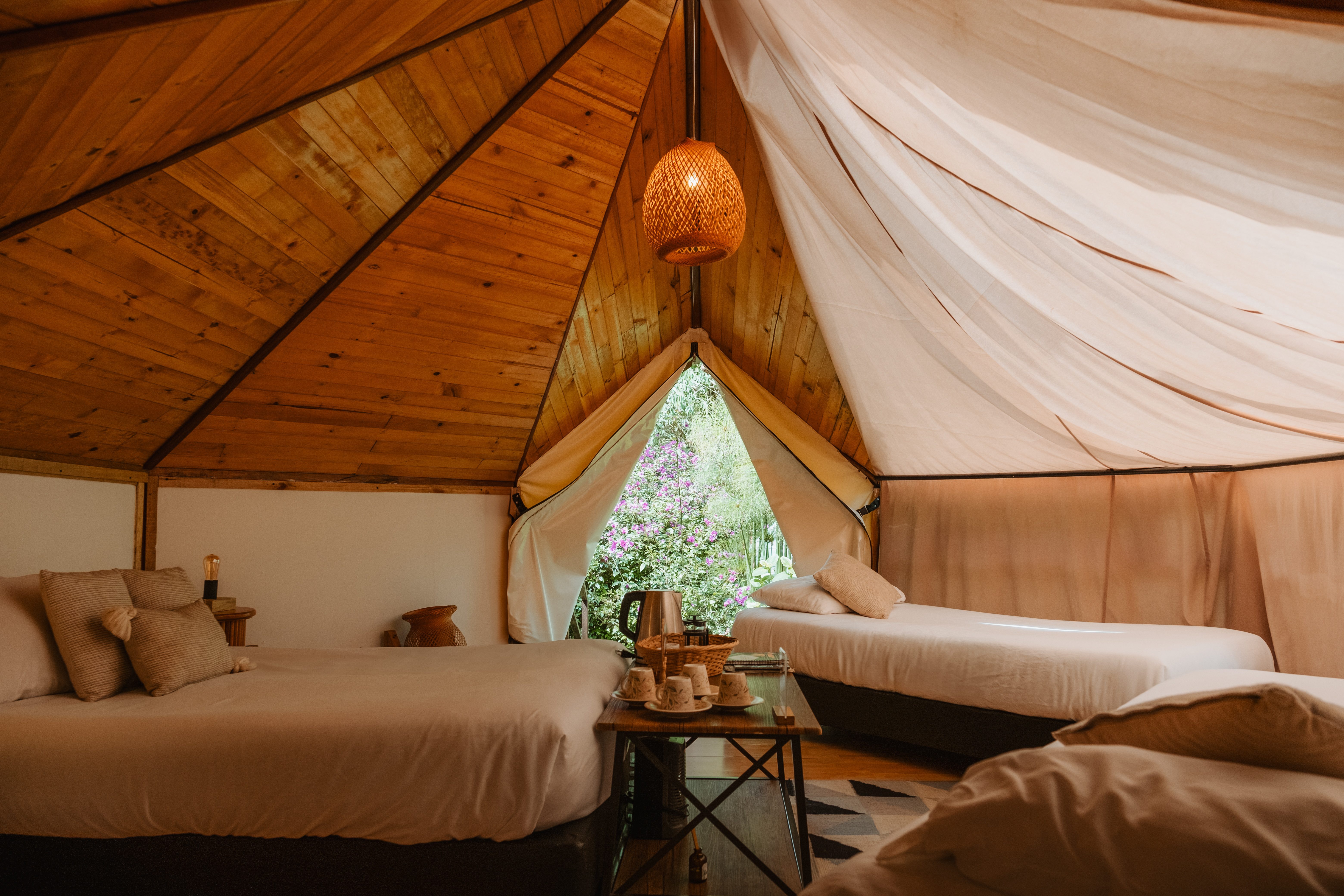 Im Inneren des Glampingzeltes