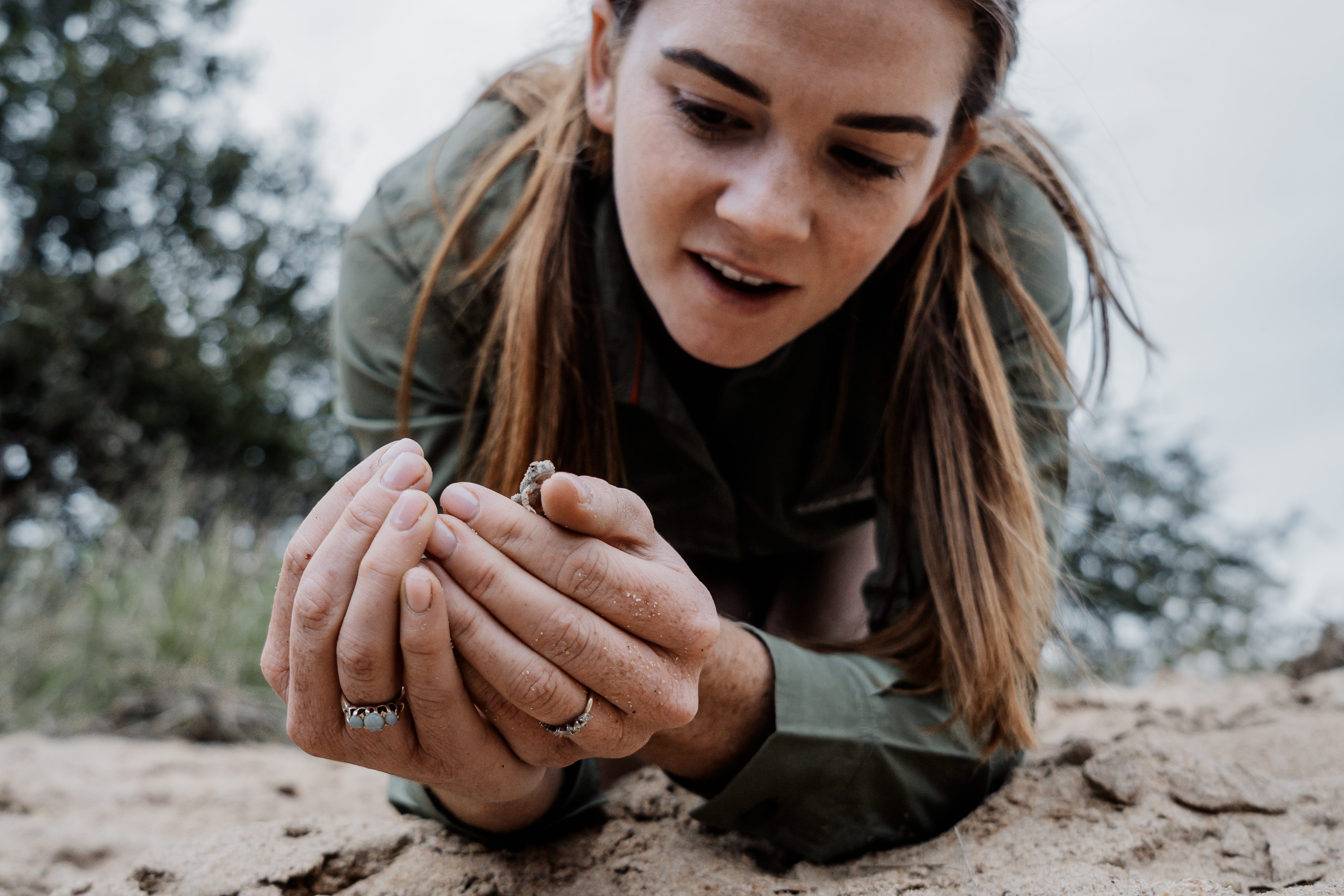 Frau hält Tierspuren