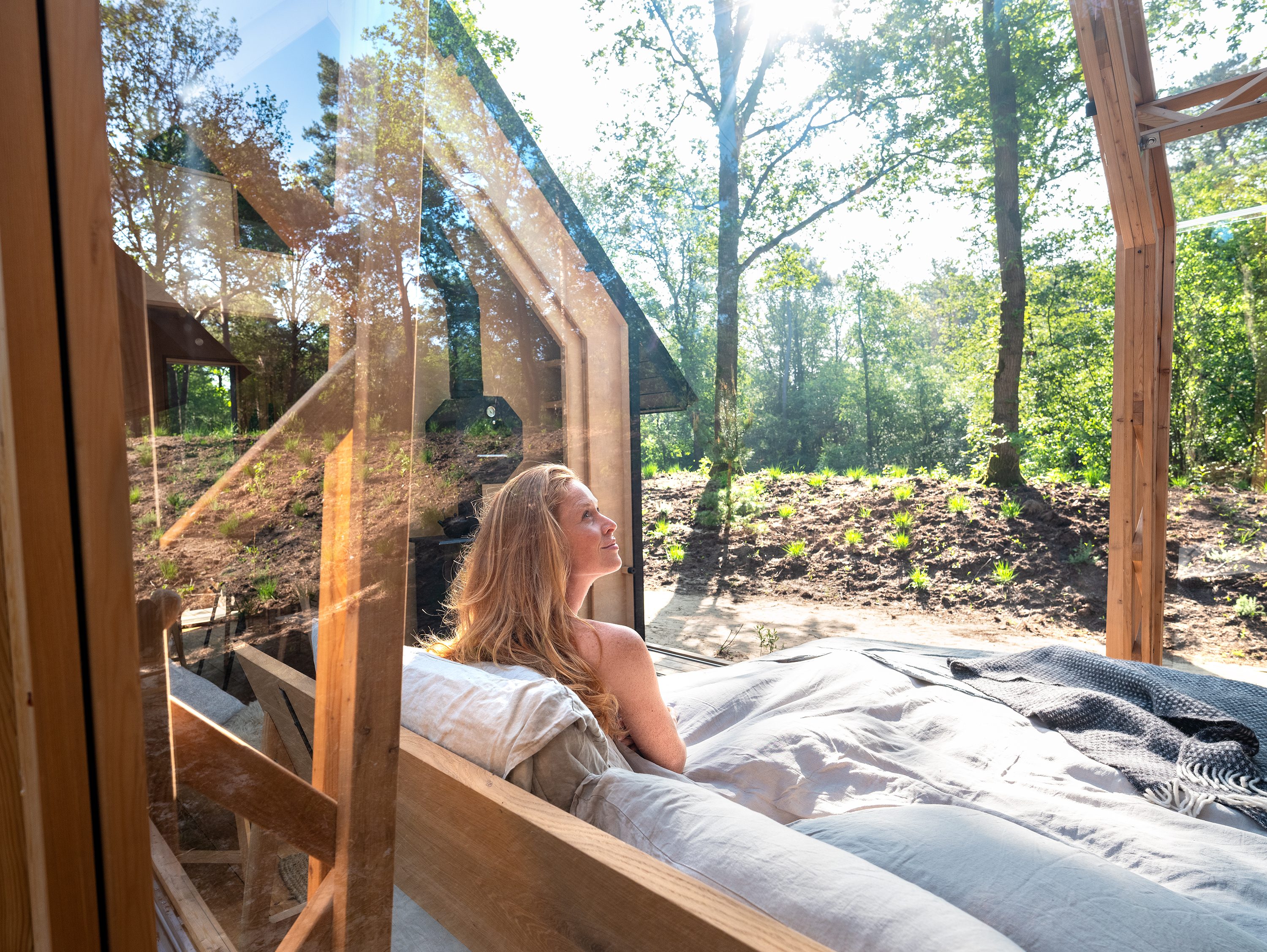 Frau im Bett in der ANNA Cabin