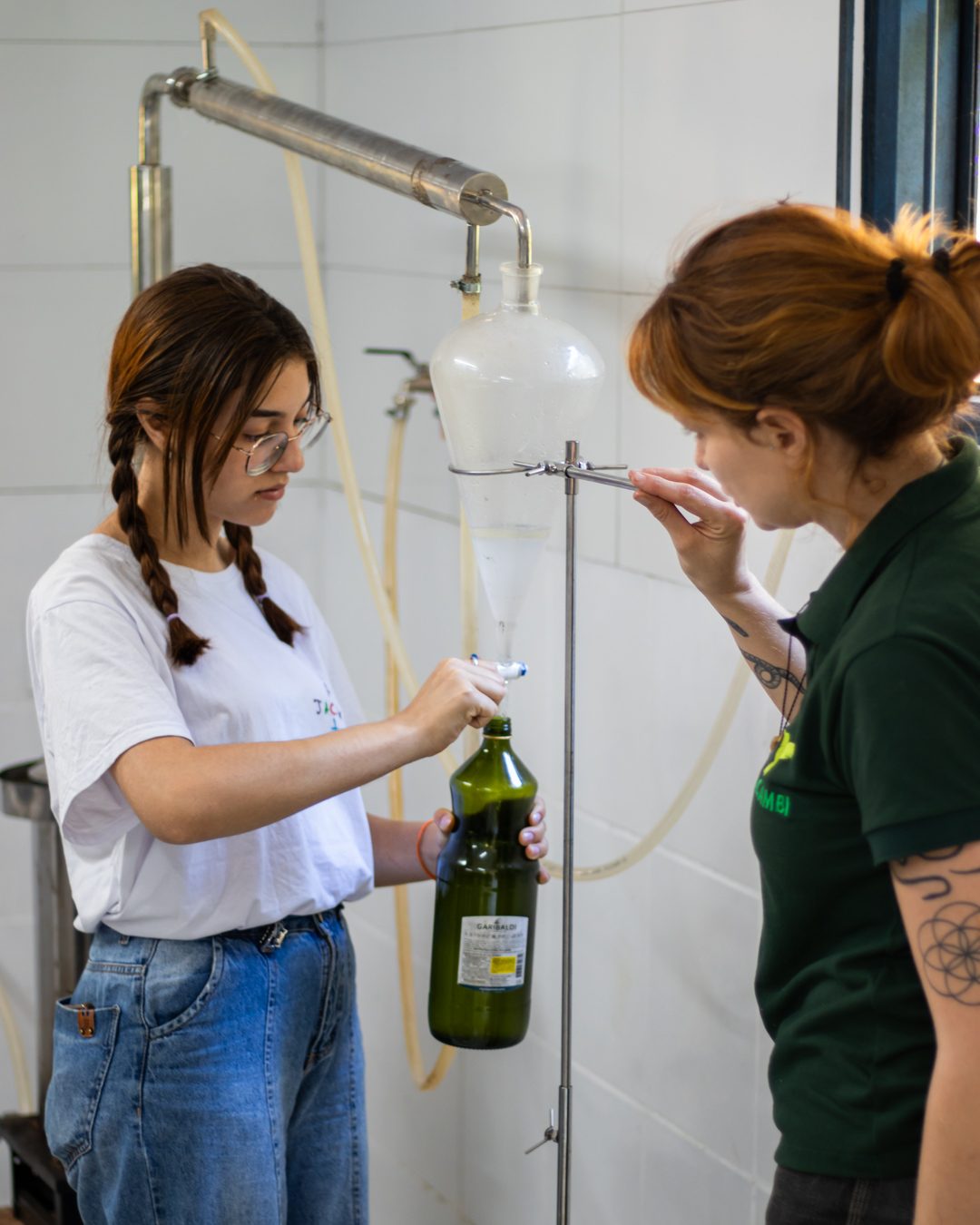 Zwei Frauen im Labor