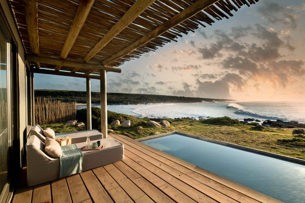 Poolbereich der Gwegwe Lodge