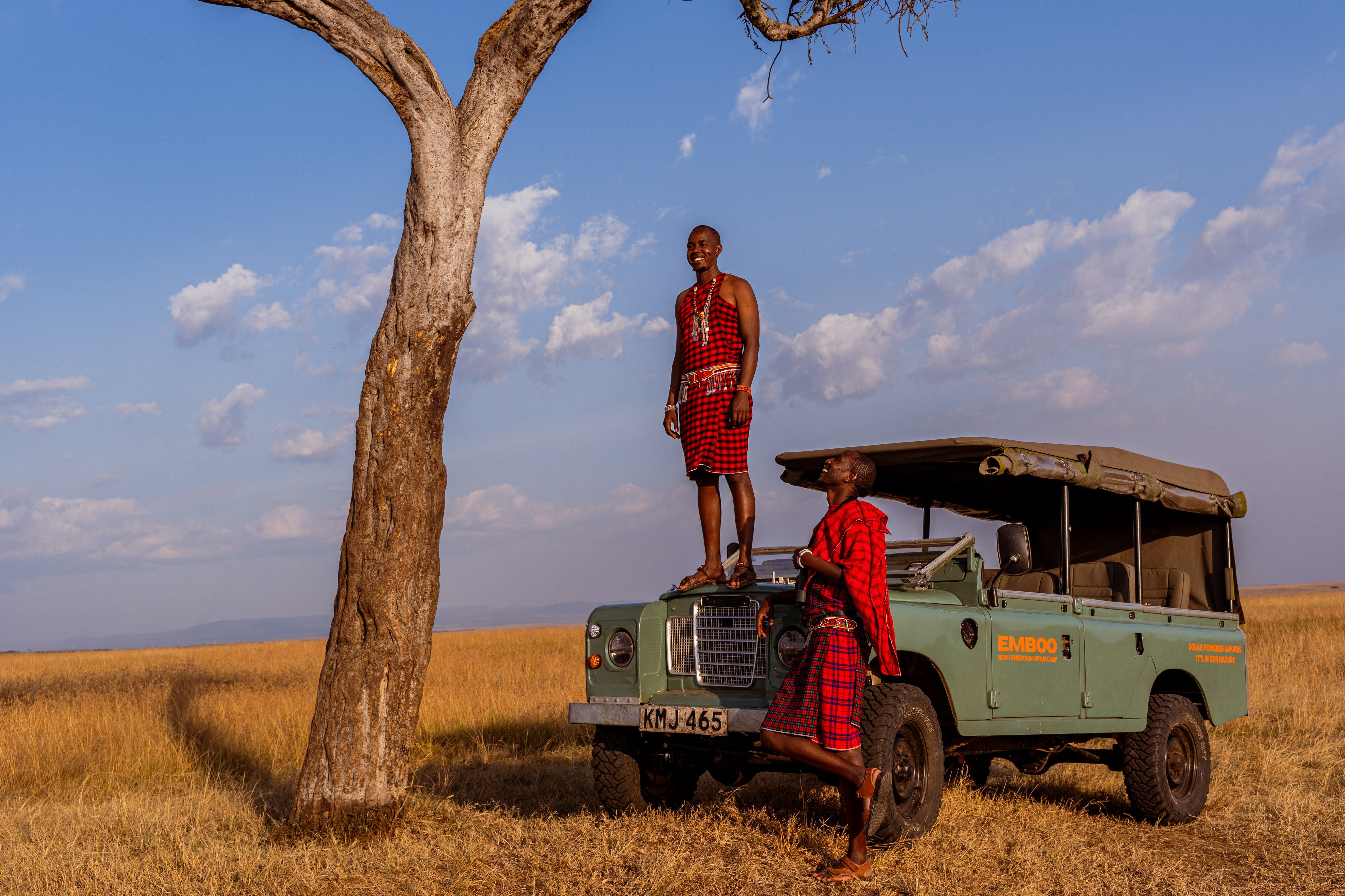 masaai mara krieger stehend auf betrachter