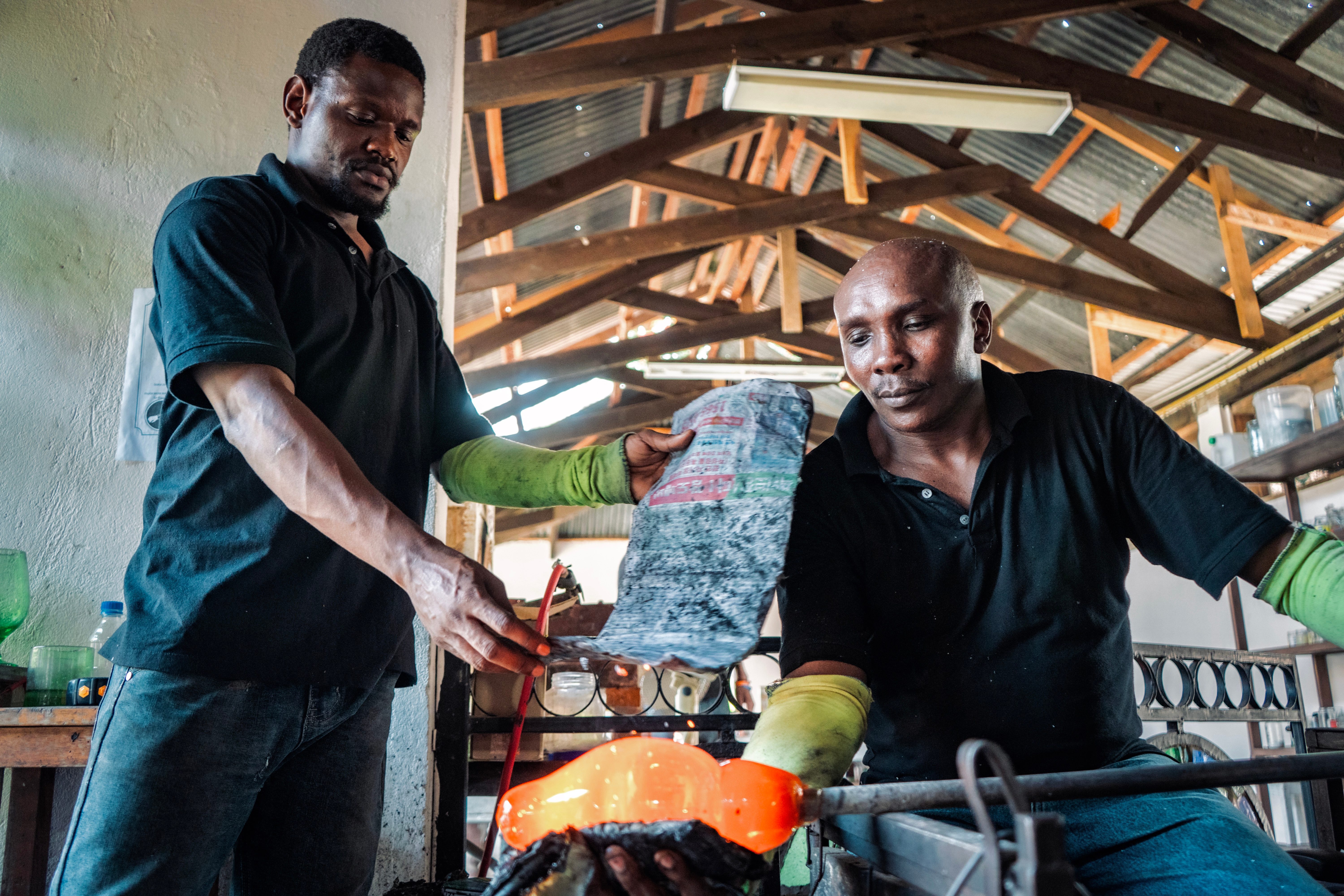 Cooling and moulding glass