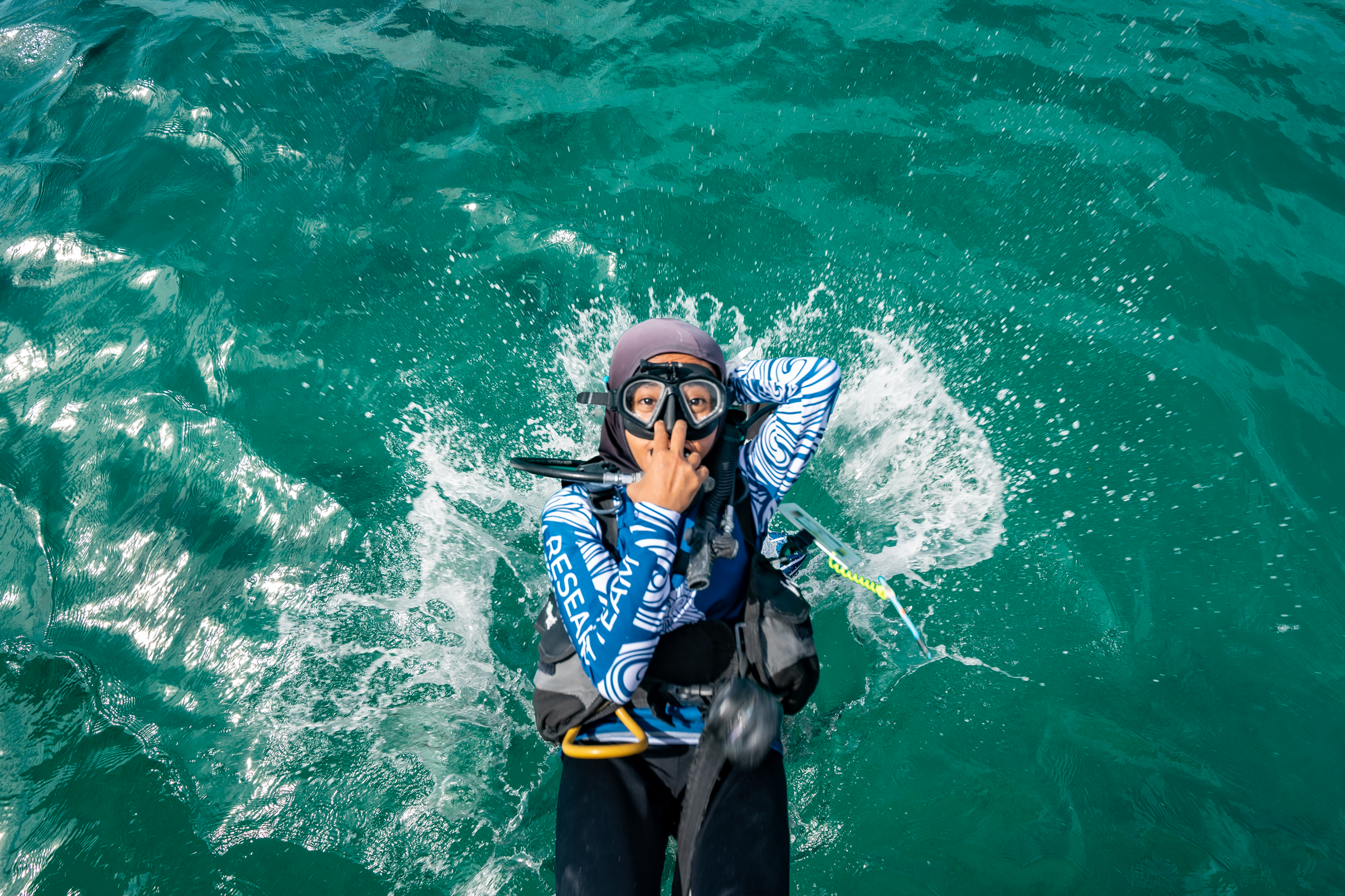 Superfrau taucht ins Wasser