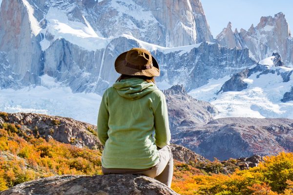 Person sitzt auf Fels in Patagonia
