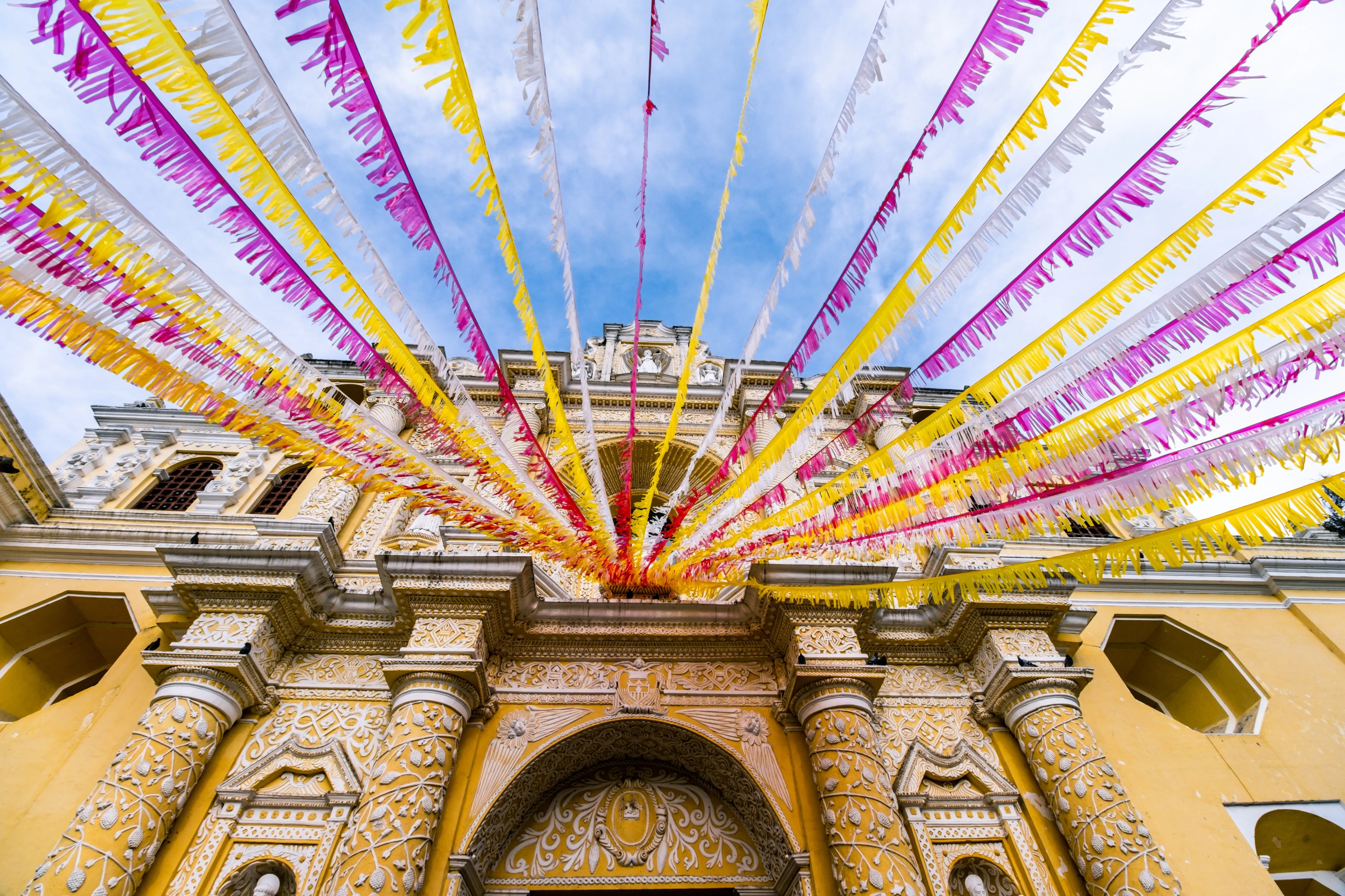 bunte Flaggen am Gebäude