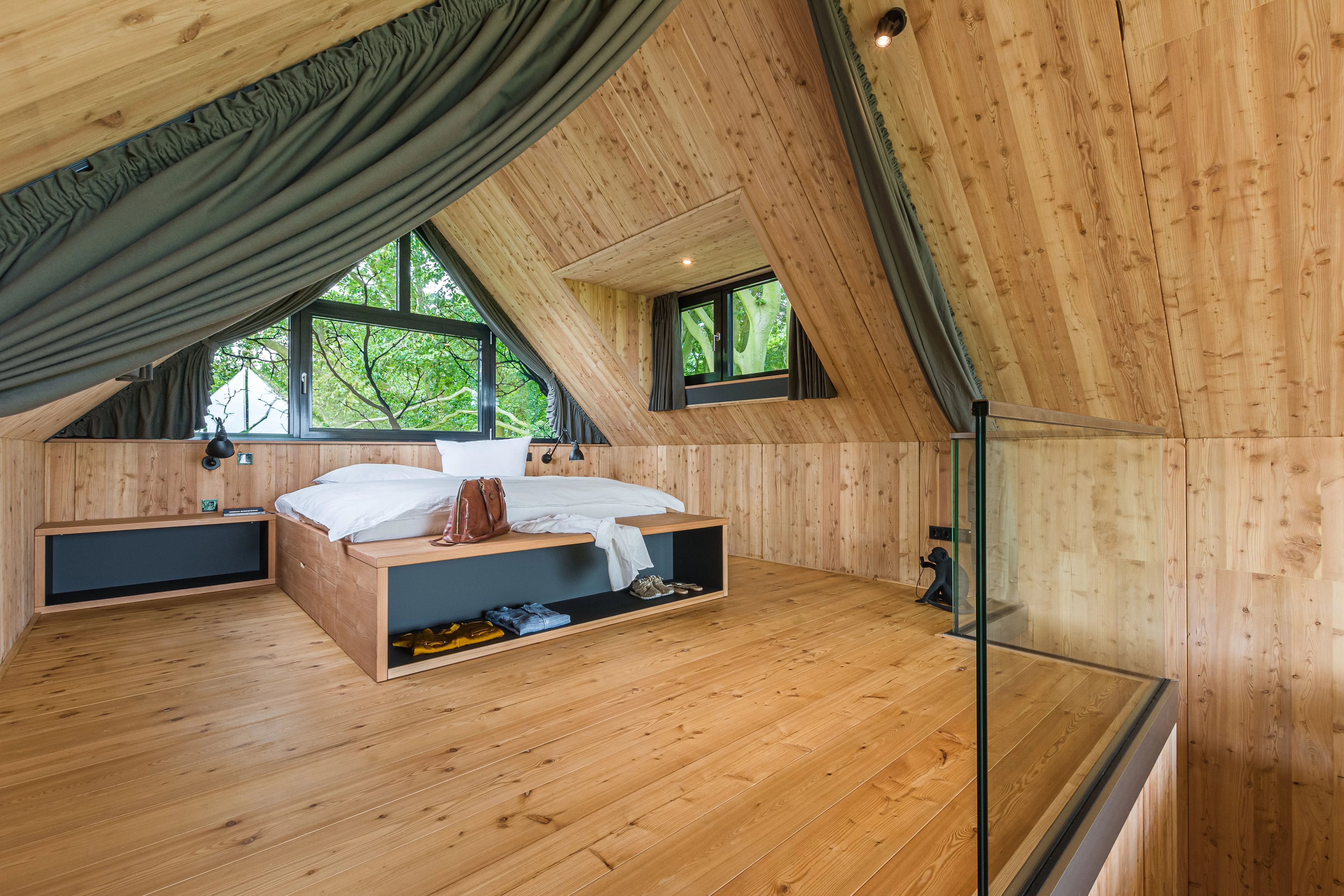 Innenseite eines Baumhauses, geräumiges Schlafzimmer