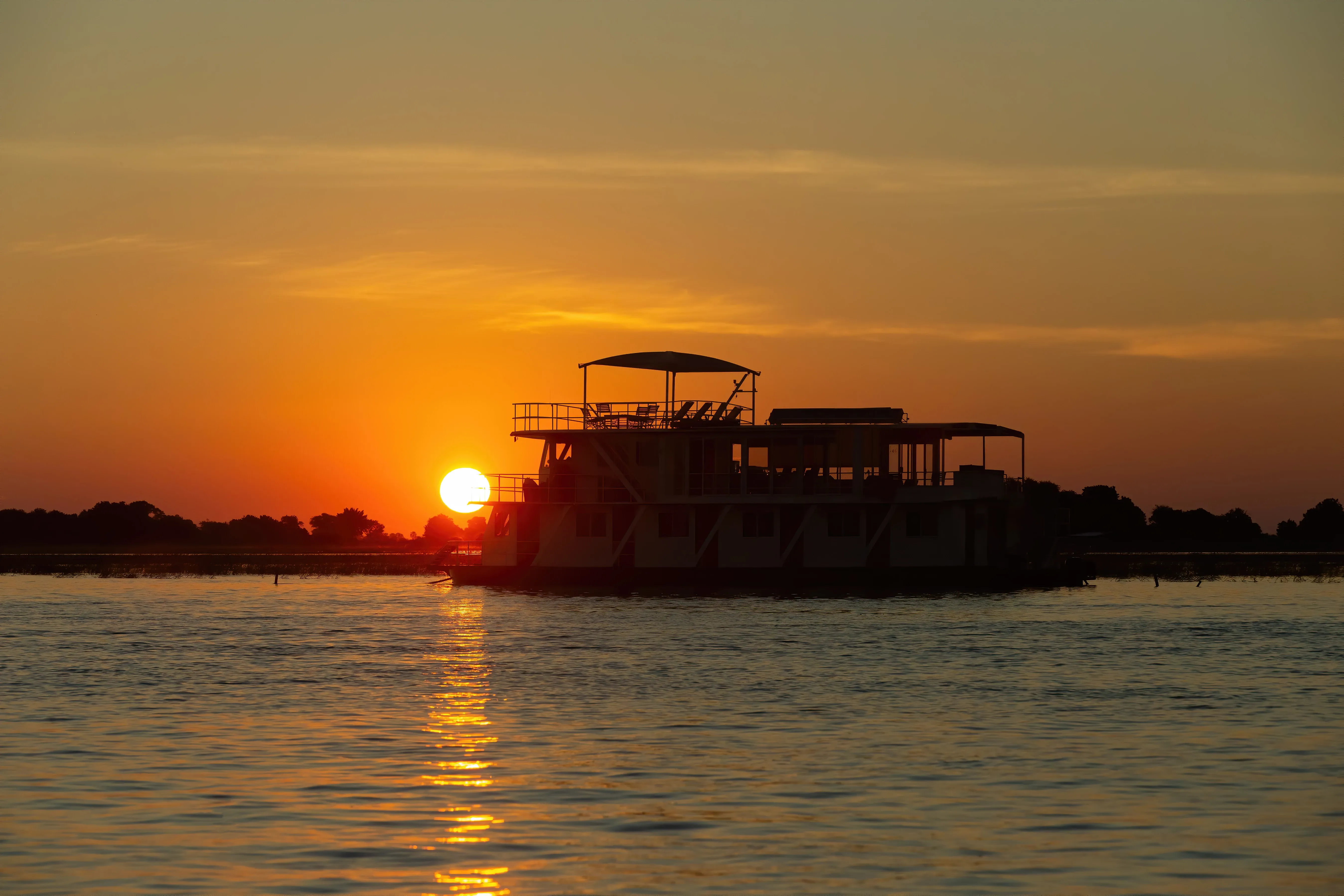 Boot auf dem Chobe-Fluss bei Sonnenuntergang
