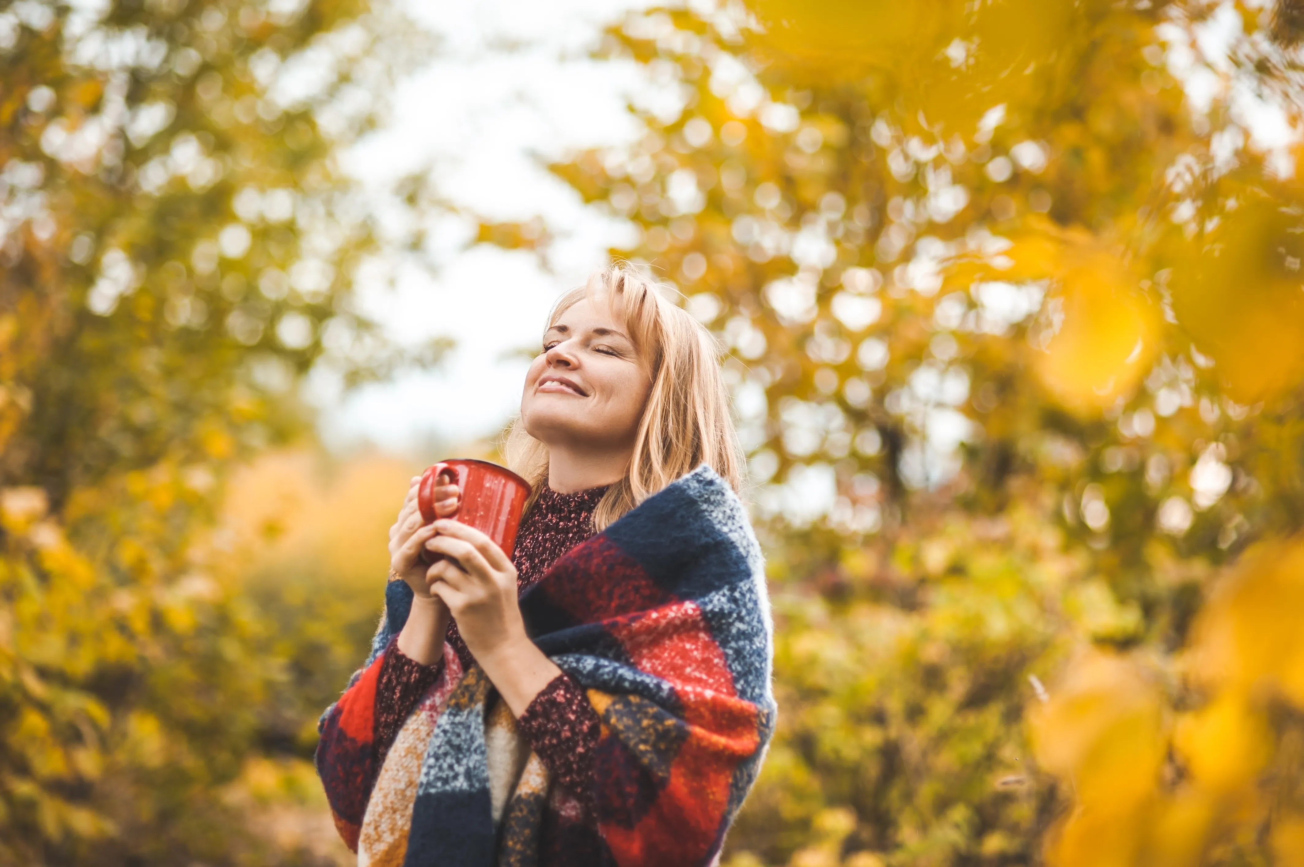 Mädchen genießt Kaffee in der Natur
