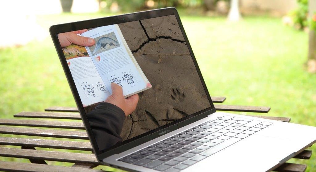 Laptop mit Tracking Buch