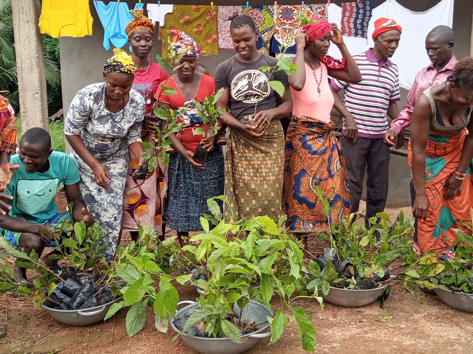 Gemeindemitglieder stehen zusammen für ein Foto