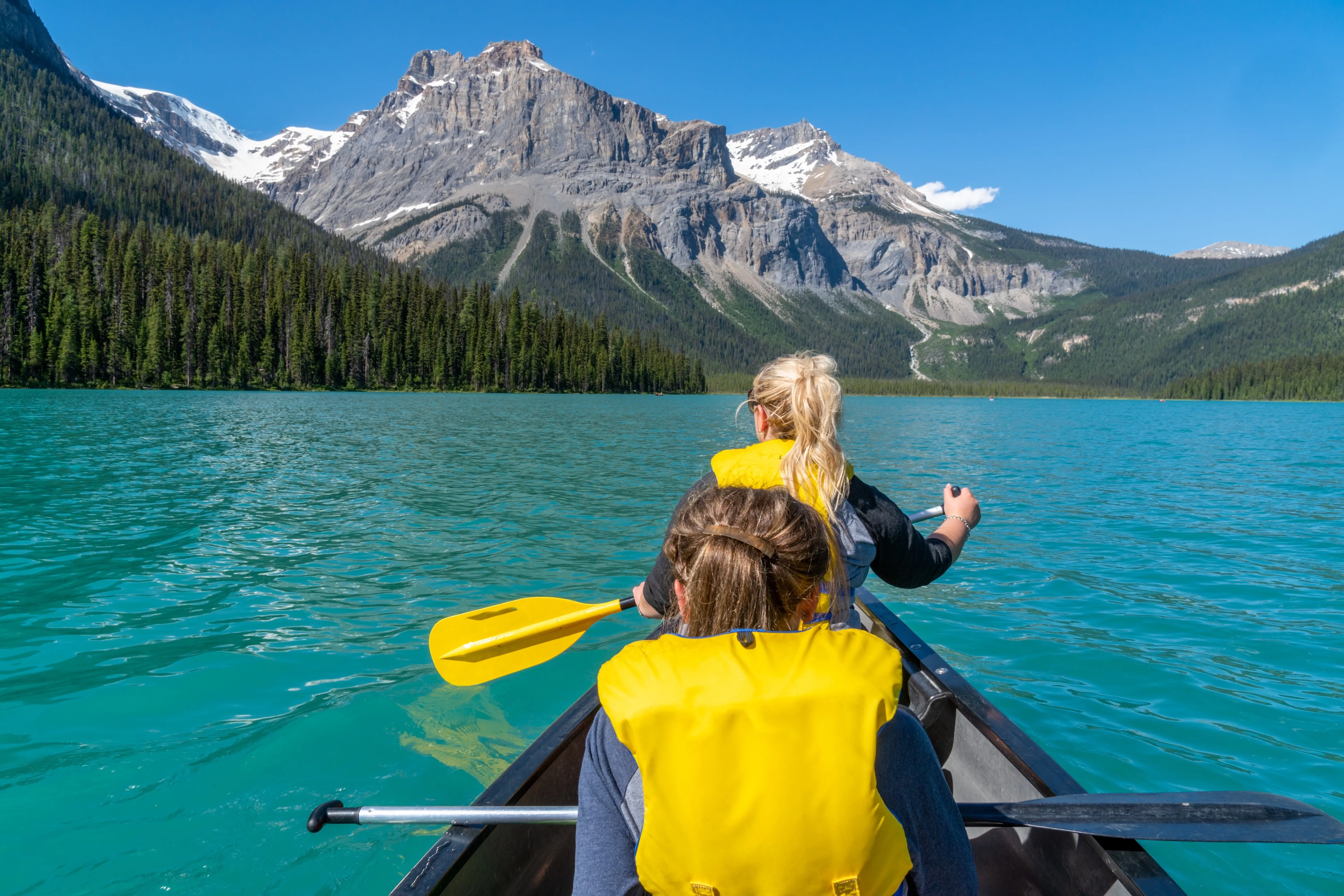 Zwei Frauen im Kajak im Yoho Nationalpark
