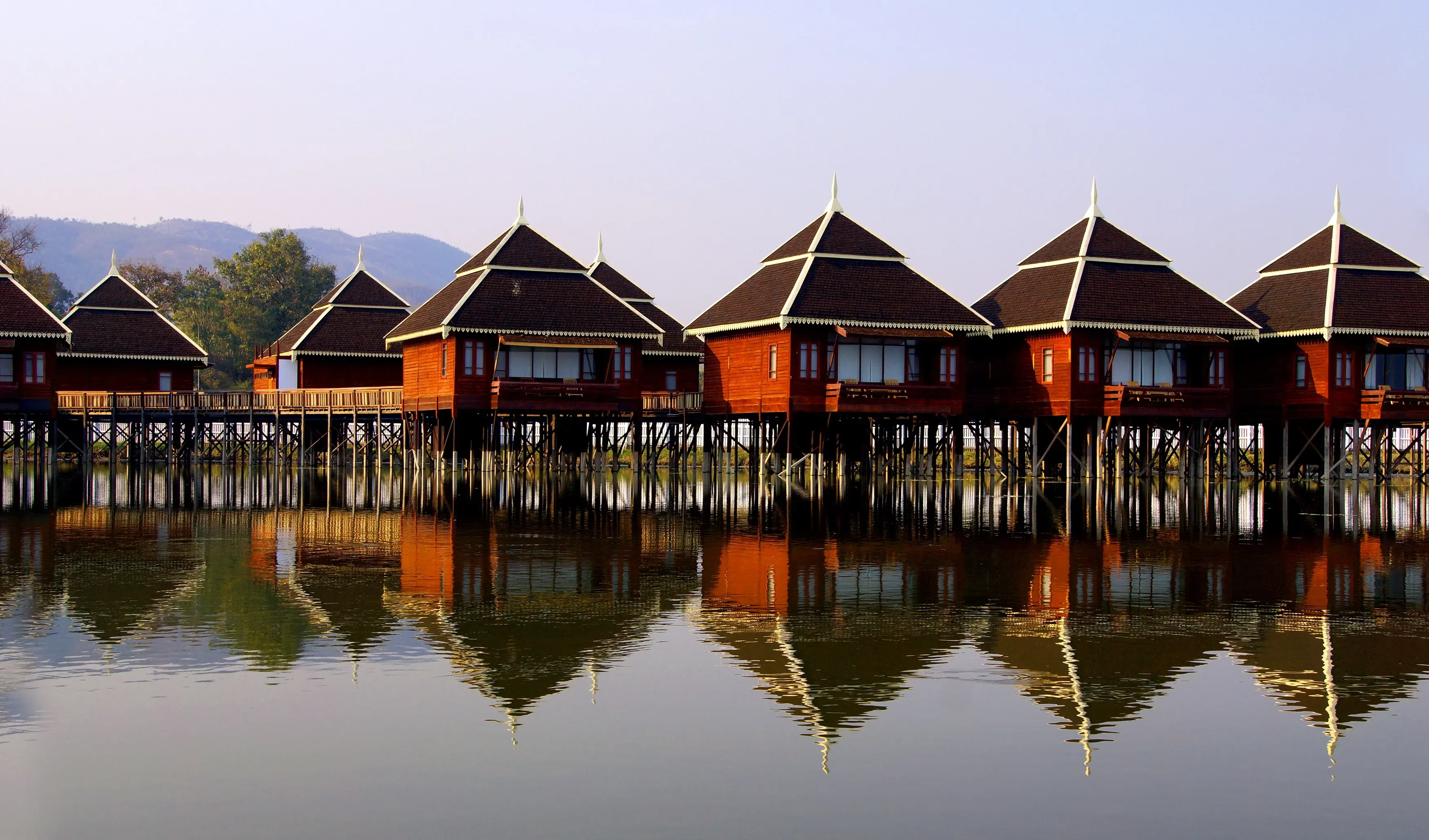 Häuser am Inle-See in Myanmar