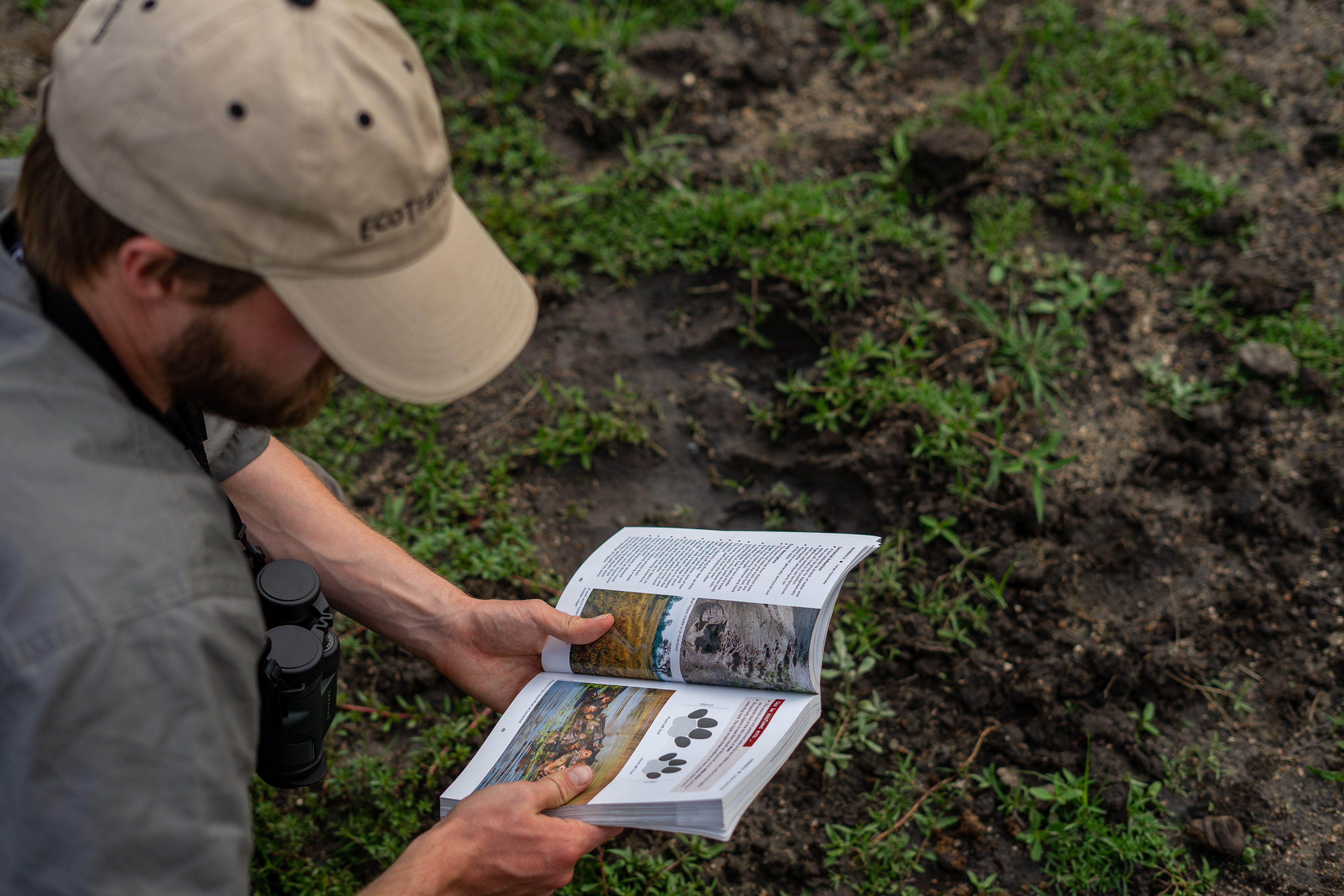 Person liest Tracking Buch