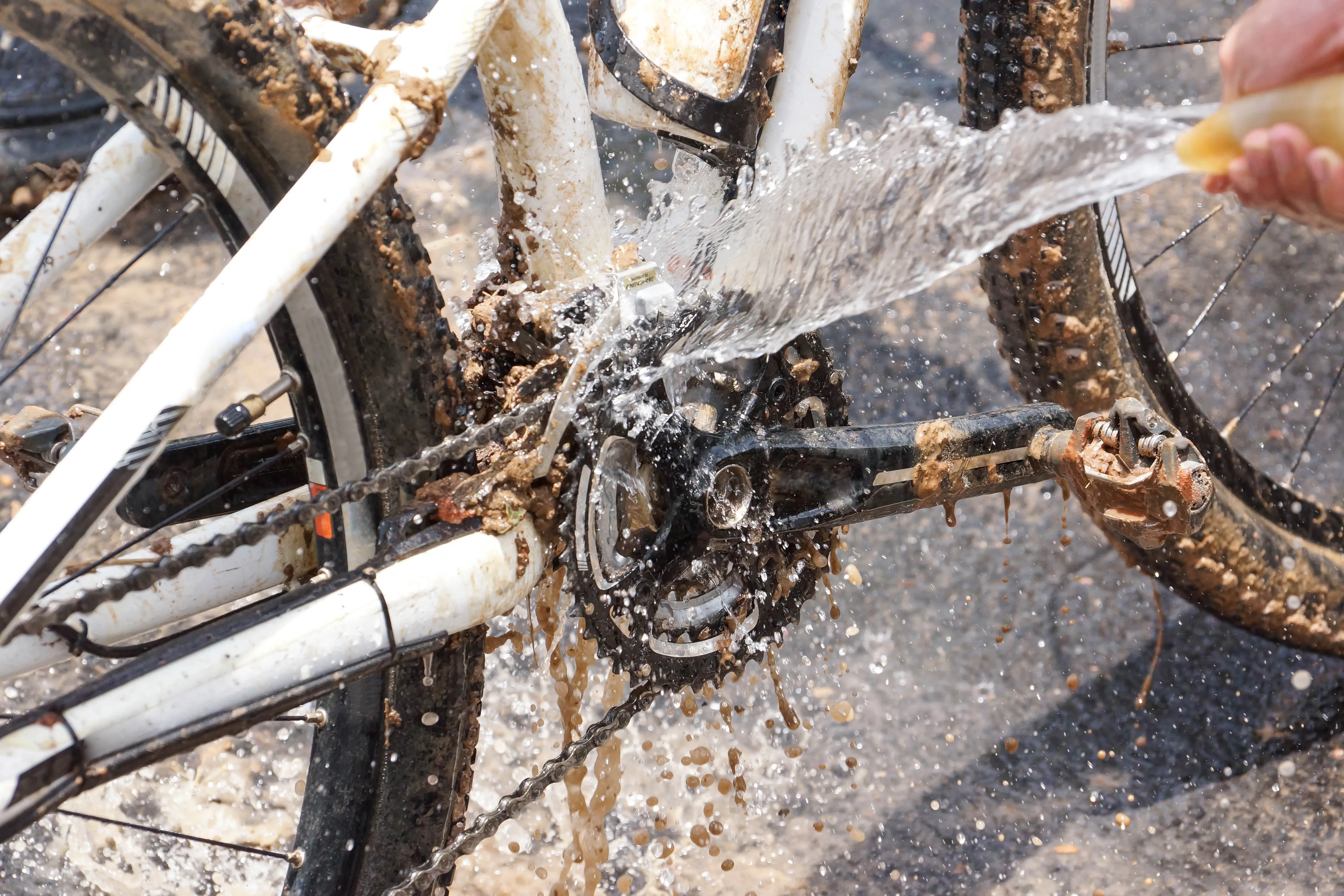 washing bicycle chain