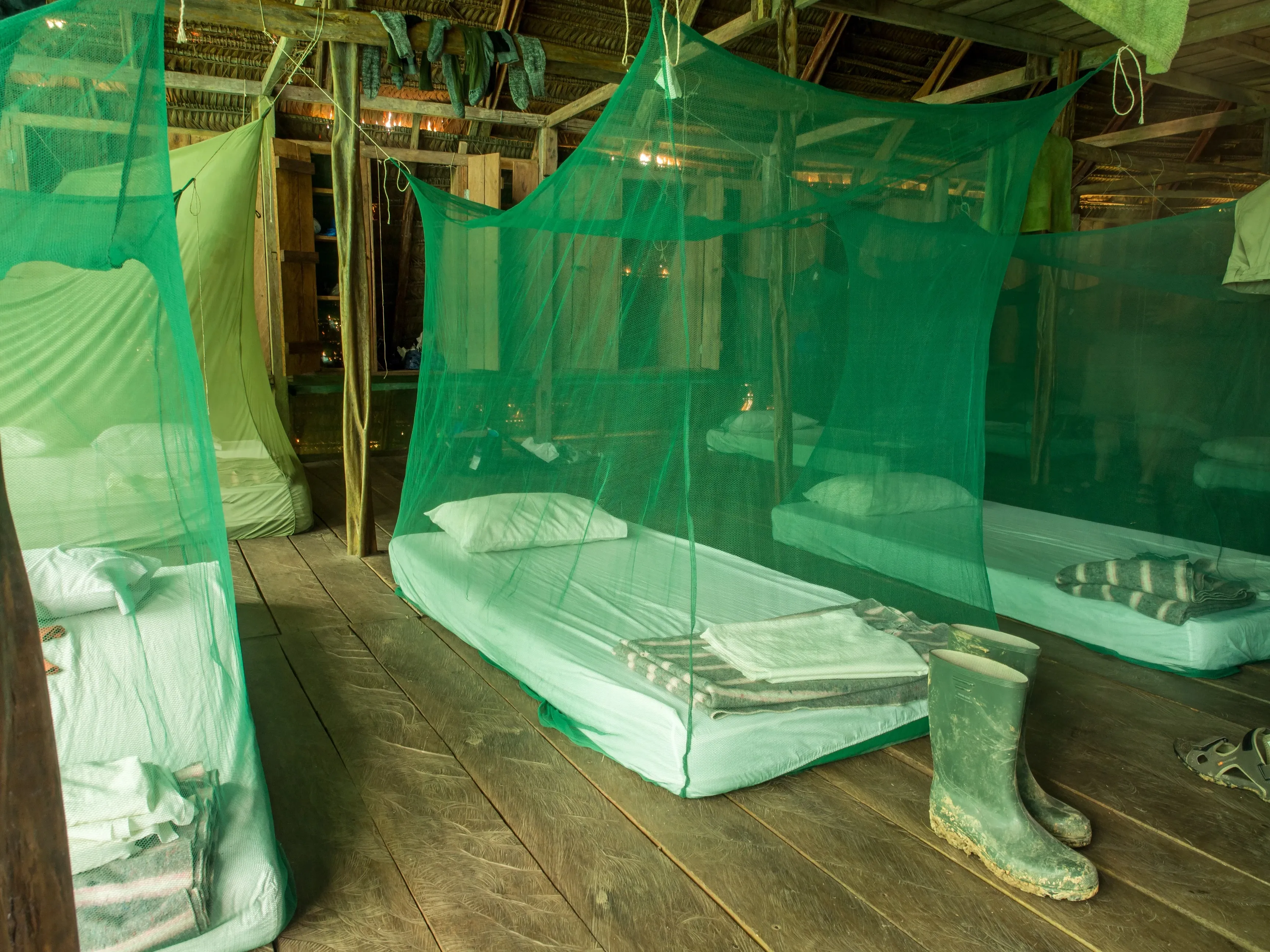 Betten mit Moskitonetzen