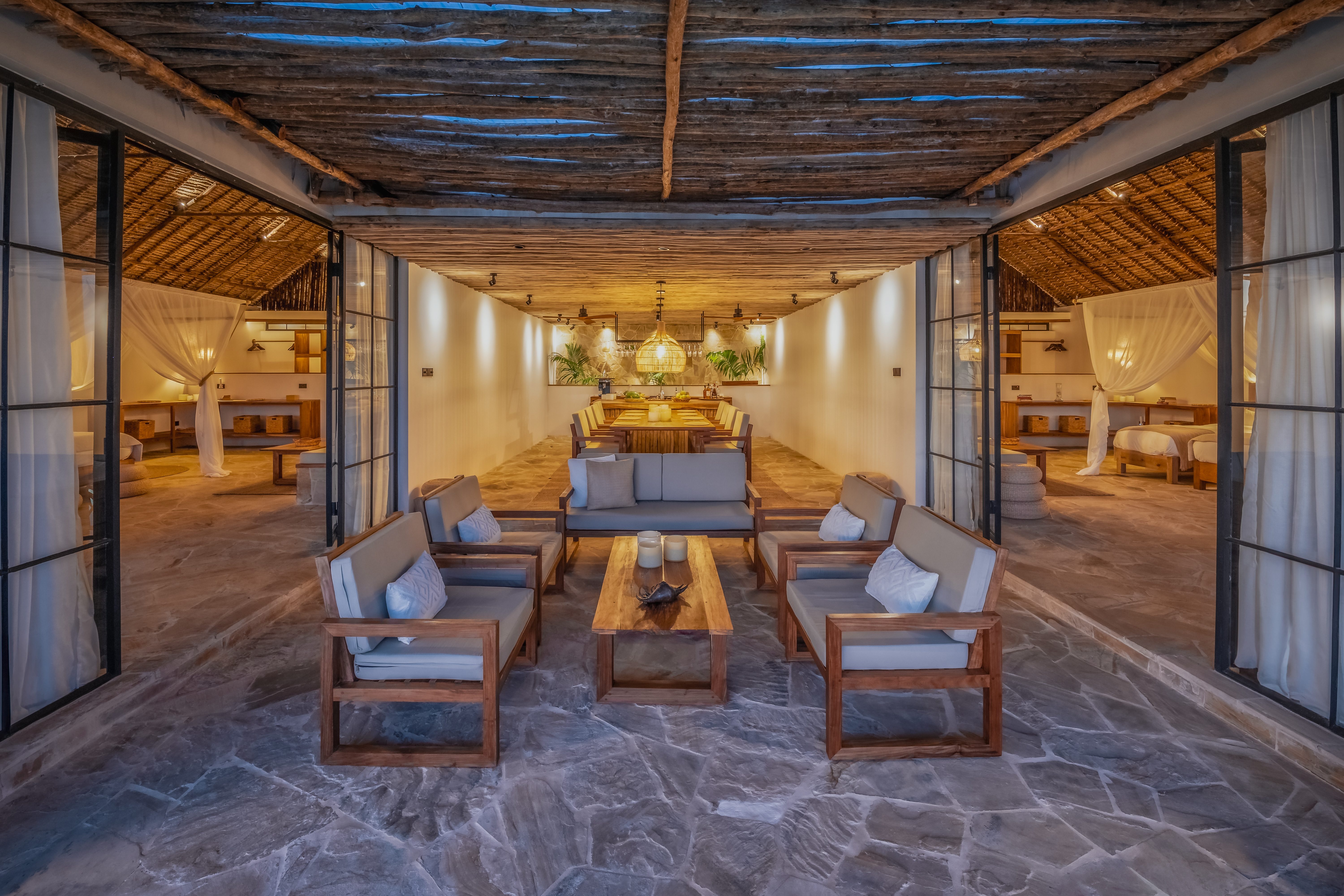 middle dining lounge