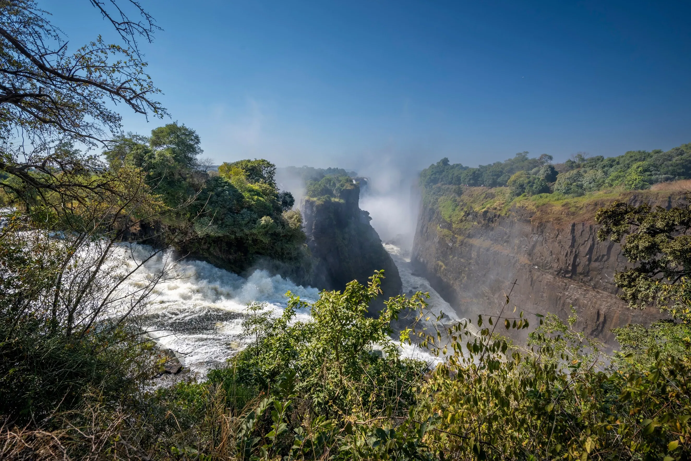 Mosi oa tunya park side view