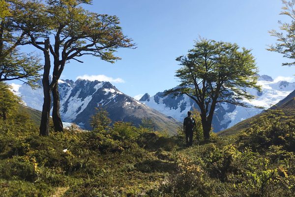 Gast betrachtet Berge aus der Ferne