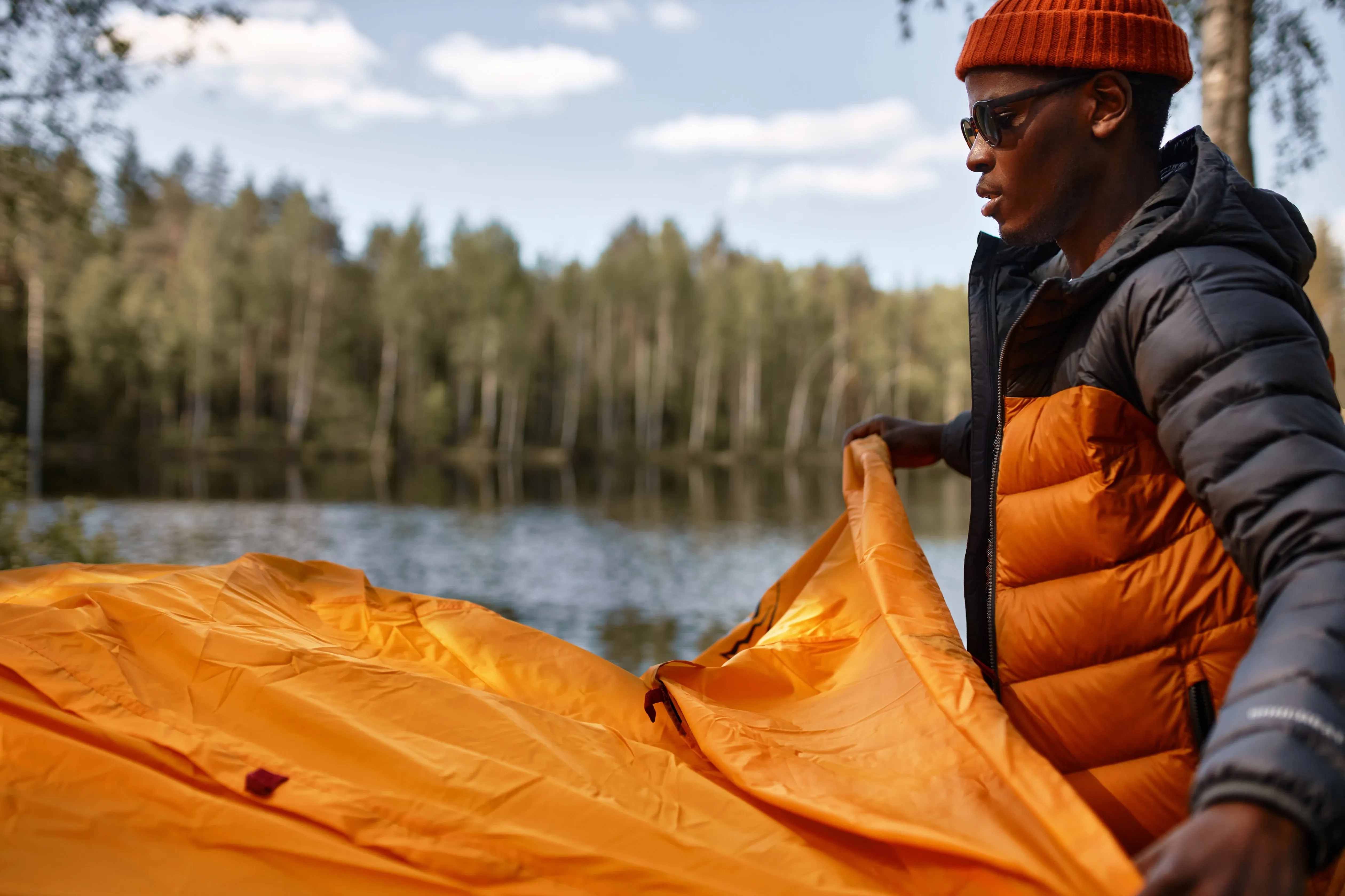 Camper packt Zelt ein