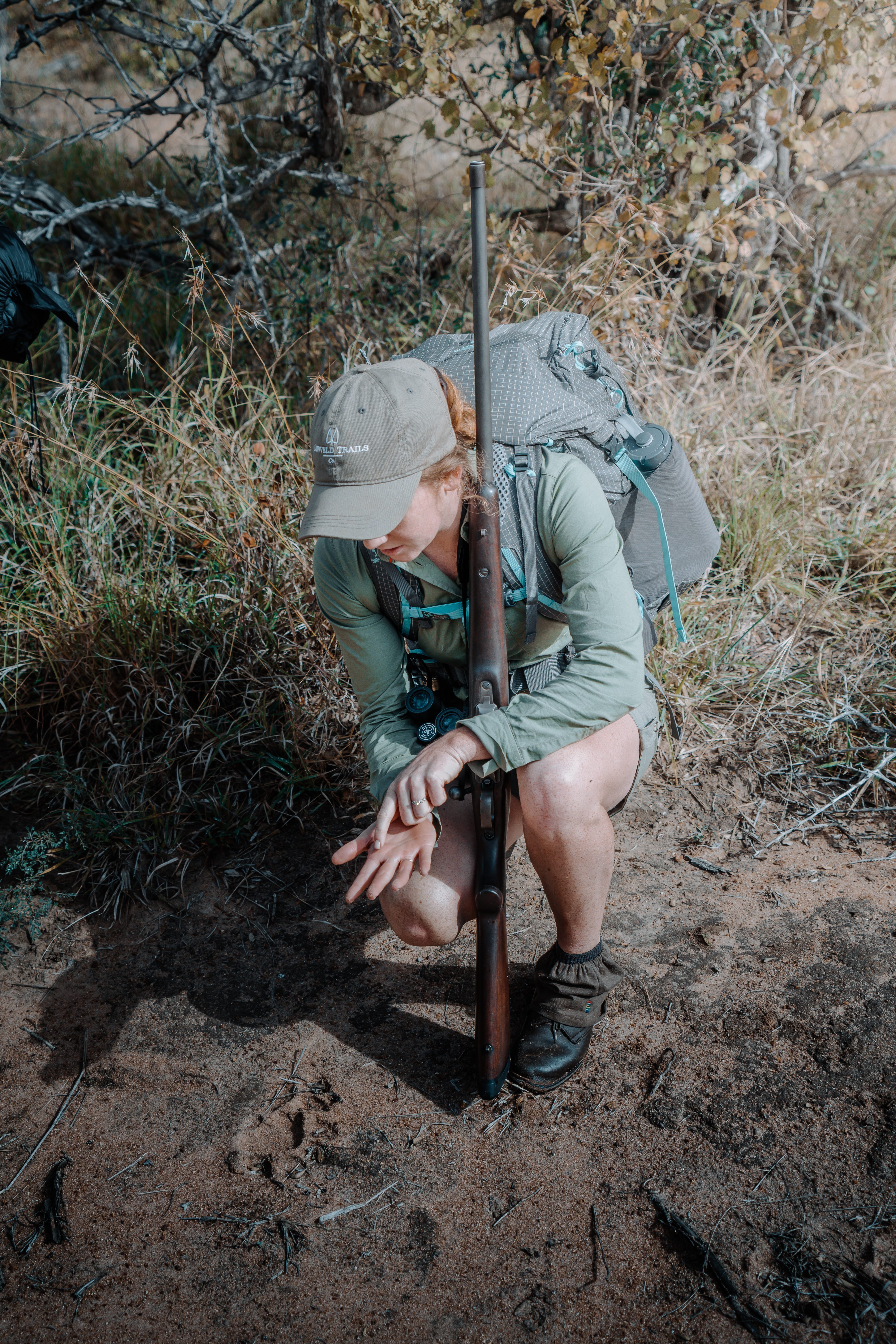 Frau auf Spurenlese in Südafrika