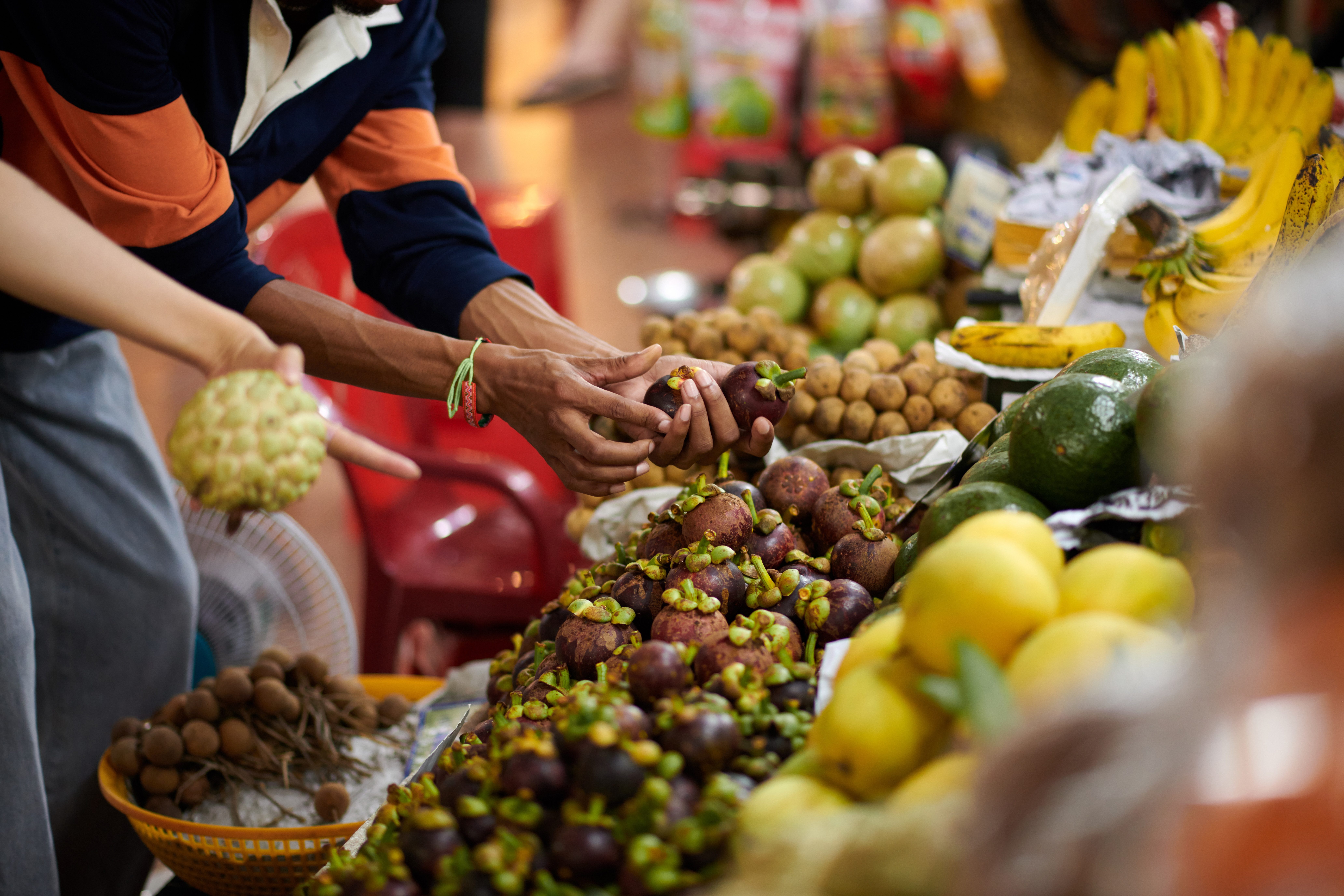 Customer looking at mangosteens