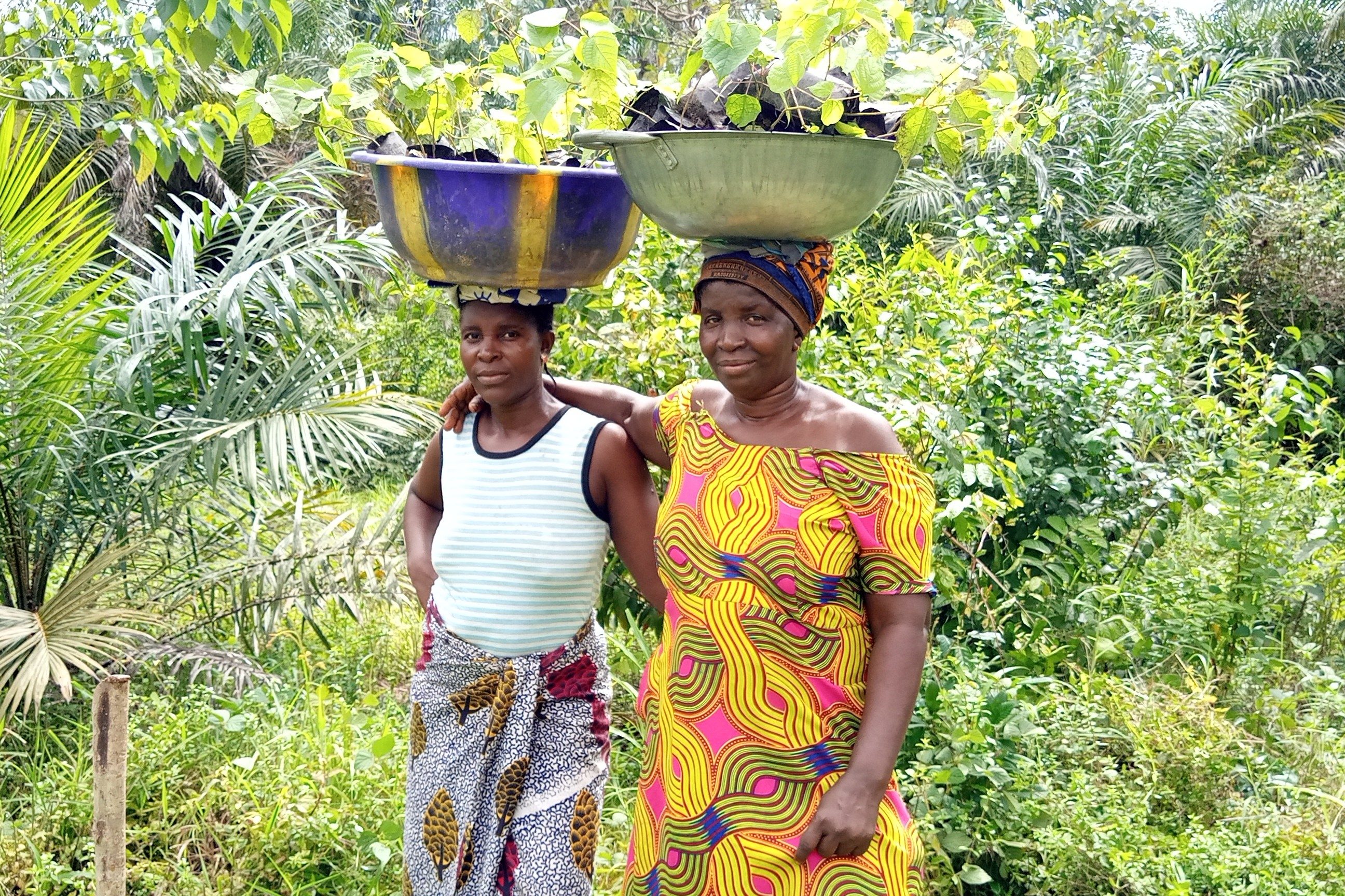 Freunde stehen zusammen mit Setzlingen