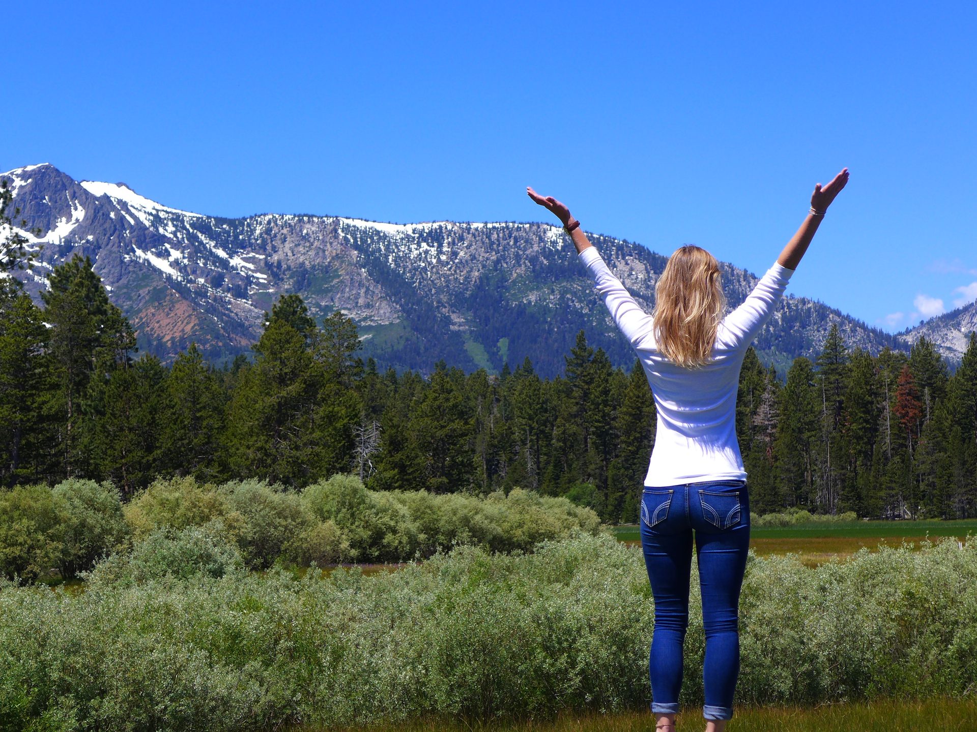 Junge Frauen in der Natur von Kalifornien
