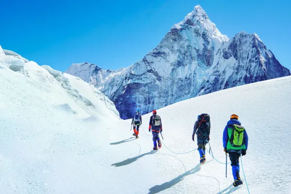 Wanderer beim Trekking im Schnee