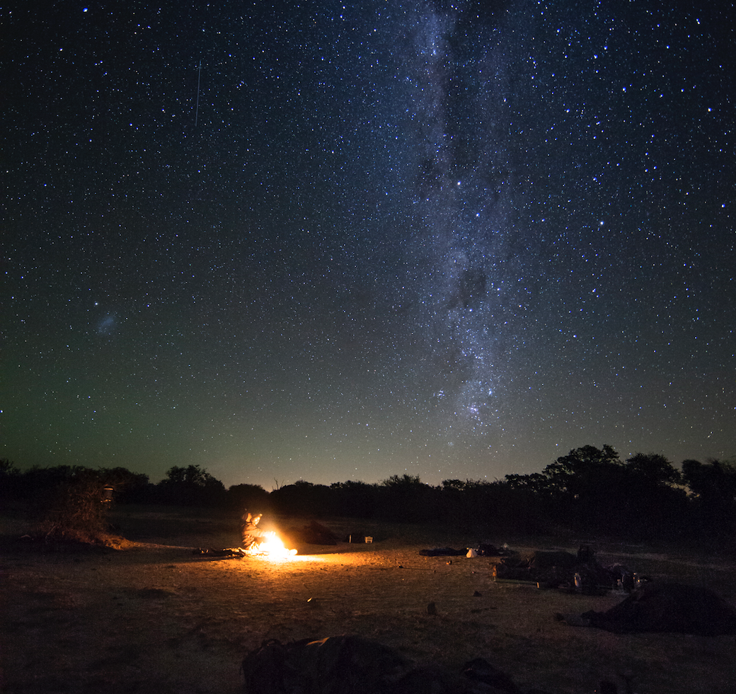 Nachthimmel und Lagerfeuer