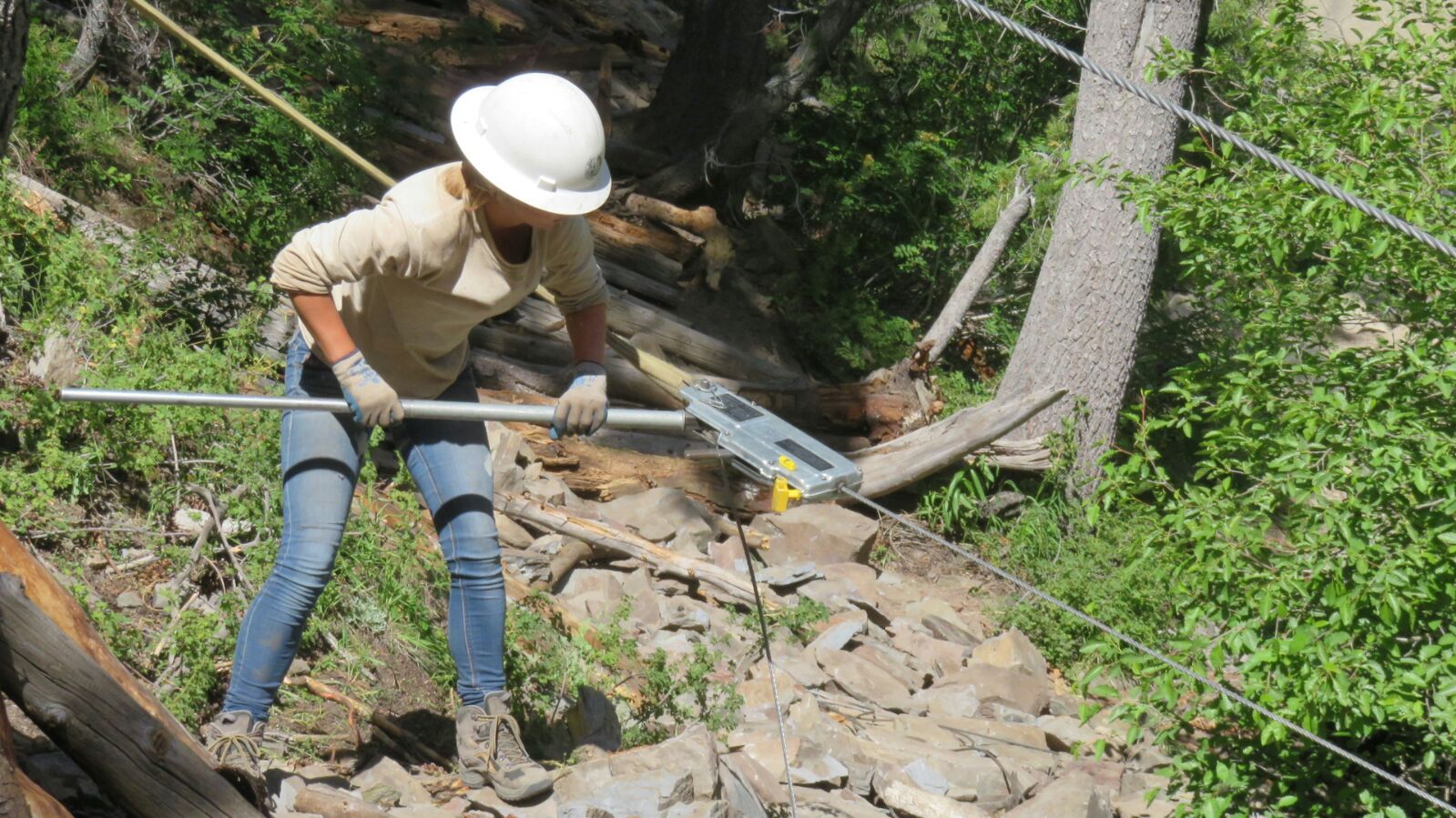 Person repariert Stahlseile