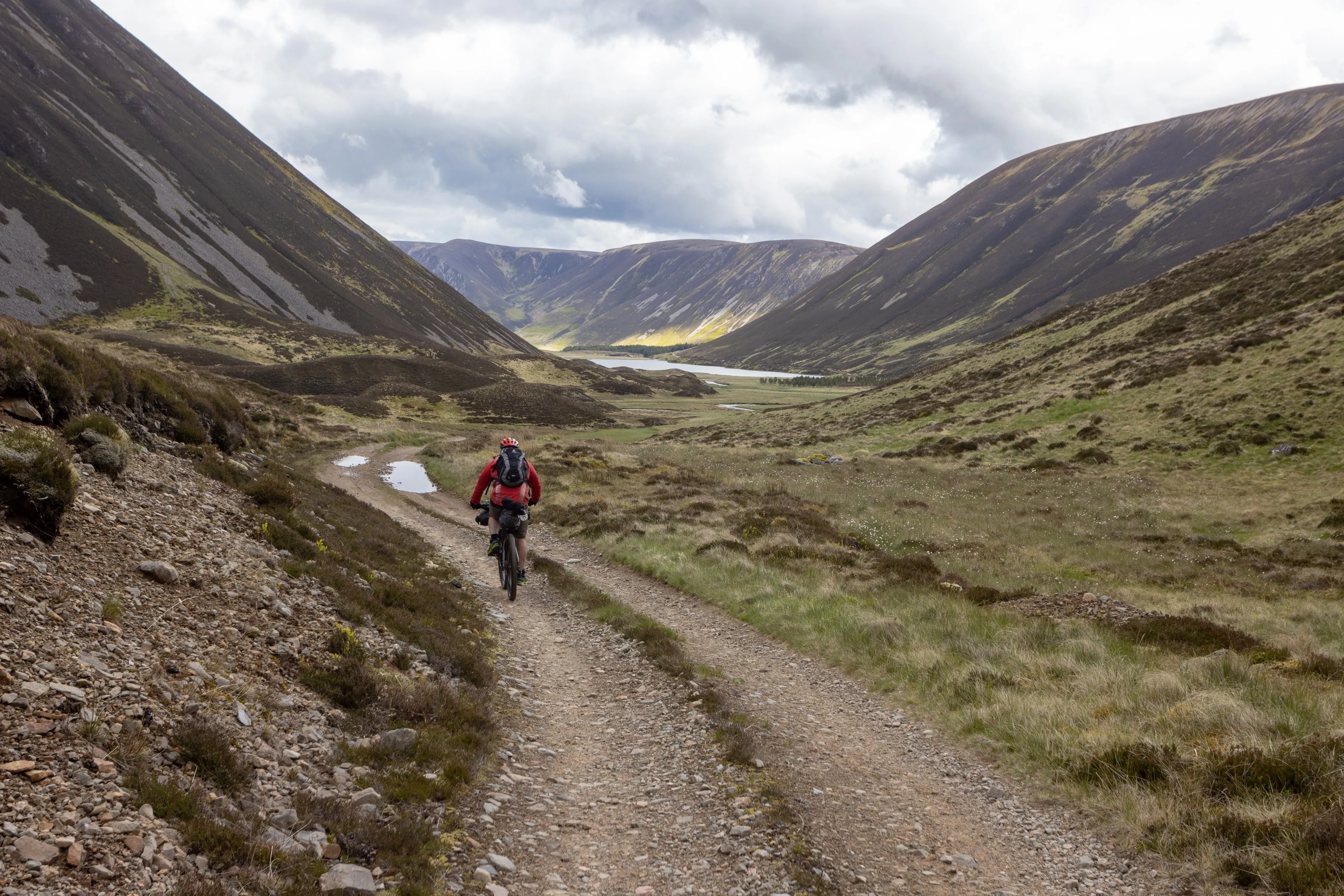 Radfahrer beim Bergabfahren