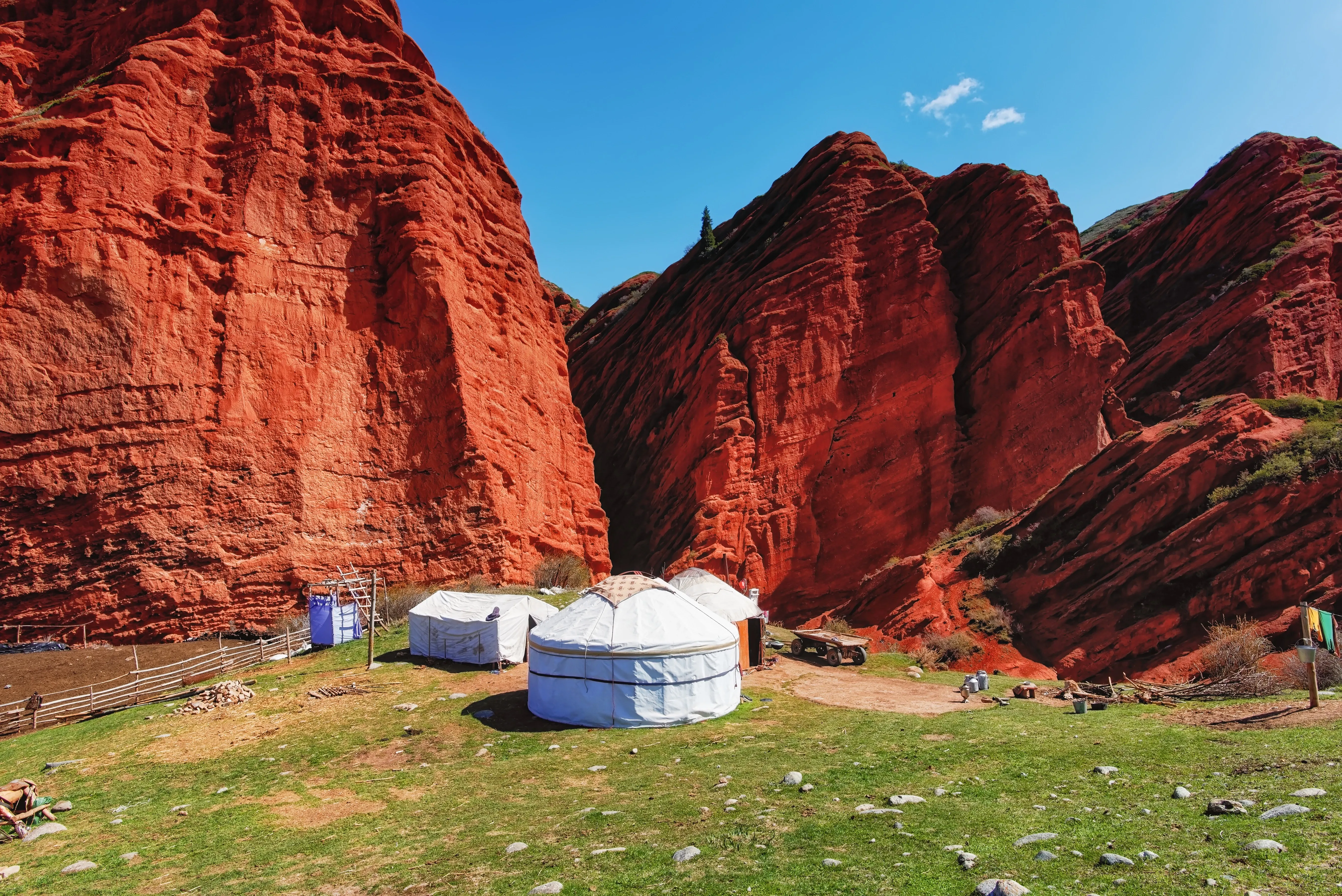 jeti oguz valley kyrgyzstan yurts