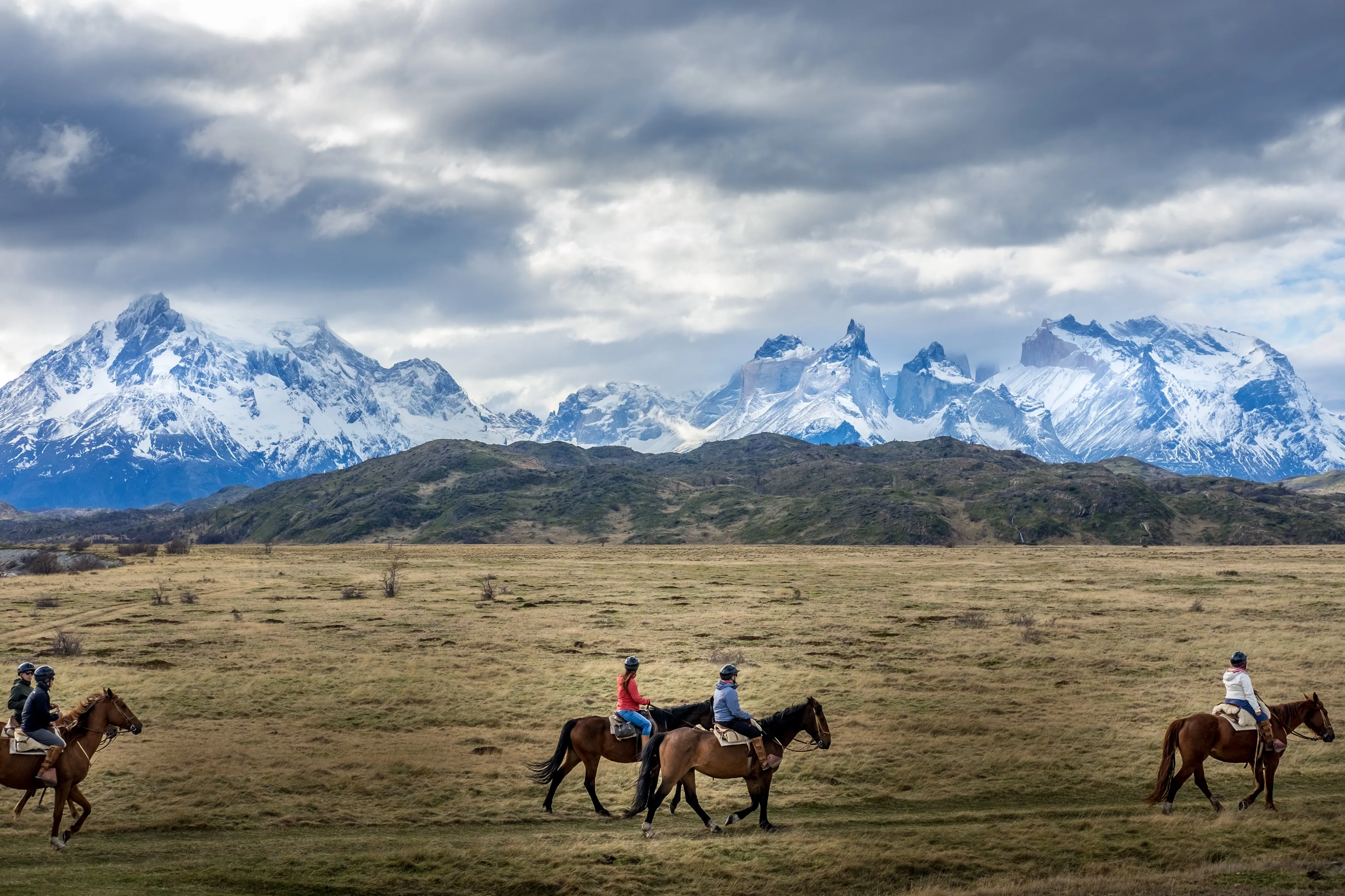Menschen auf Pferden in der weiten Landschaft Patagoniens