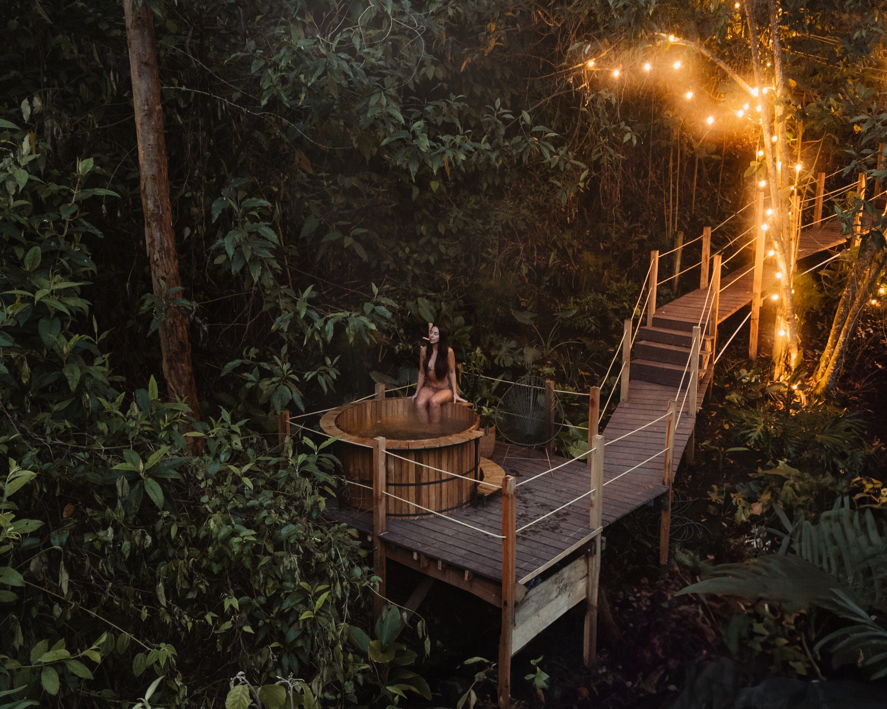 Gäste genießen den Whirlpool im Wald